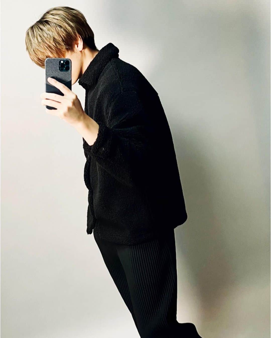 REO さんのインスタグラム写真 - (REO Instagram)「なに着るか悩む季節になってきた。襟のある黒のボアジャケットならちょっとモードになってかなり僕の好みです。」2月18日 17時44分 - saunalion_ikoya