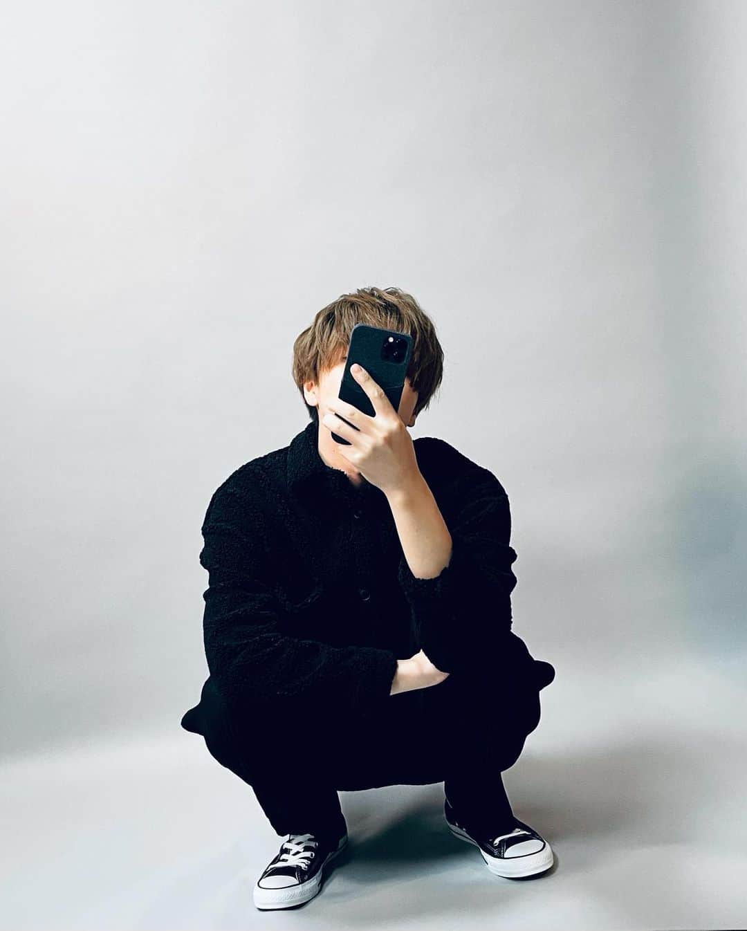 REO のインスタグラム：「なに着るか悩む季節になってきた。襟のある黒のボアジャケットならちょっとモードになってかなり僕の好みです。」