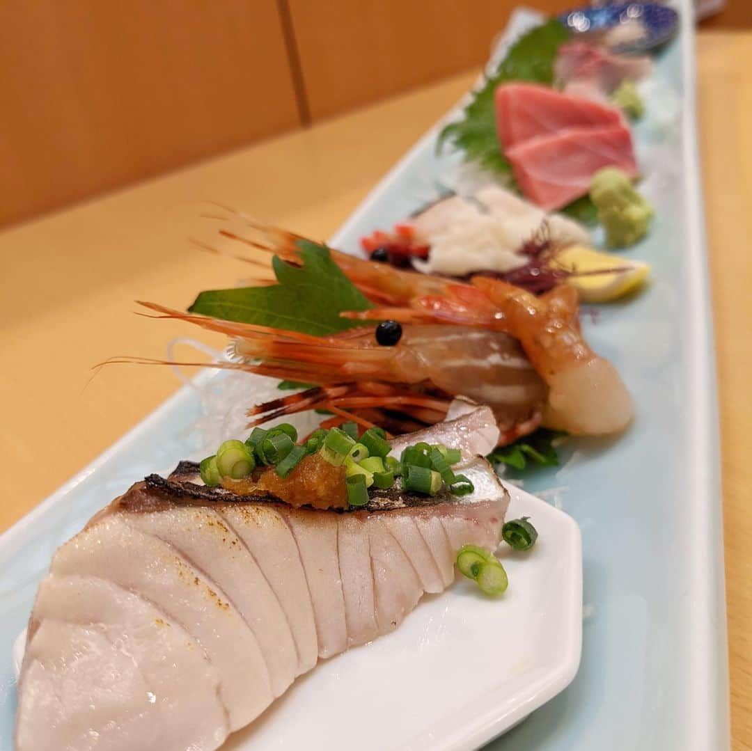 大見さなえさんのインスタグラム写真 - (大見さなえInstagram)「鮮度抜群で安くて美味しい🤤🐟﻿ 福岡 天神『#ひょうたん寿司 』﻿ ﻿ 活き鮑の握り390円、活き車海老の握りも430円🦐🍣﻿ 福岡の中心にある天神で、活き造りがこの値段で食べられるの﻿ 素晴らしすぎる🥺💓﻿ ﻿ この日お正月でおいてなかったけど、﻿ イカの活き造りも普段はあるよ🦑﻿ その他生ウニ、白子焼き、なまこ、お刺身の盛り合わせなど﻿ どれ頼んでも間違いない(*´꒳`*)﻿ ﻿ 賑やかな空間で、友達と鮮度いいものを気軽に食べたい時に🙆‍♀️﻿ ﻿ #海鮮 #鮮魚 #活き鮑 #あわび #鮑﻿ #天神グルメ #天神 #福岡愛 #フードアナリスト #生ウニ #雲丹 ﻿」2月18日 17時46分 - tabe_megumi