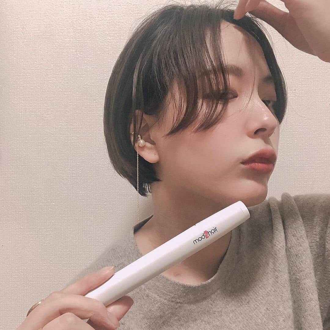 モッズ・ヘア スタイリングツールさんのインスタグラム写真 - (モッズ・ヘア スタイリングツールInstagram)「．⁣ 【mod's hair MOBILE HAIR IRON】⁣ ⁣ 手のひらサイズの超コンパクトな⁣ モバイルヘアアイロン。⁣ ⁣ モバイルバッテリーでいつでもどこでも使えるから⁣ 外出中のポイントセットにもおすすめ。⁣ ⁣ キャップ付きでそのまま鞄に入れられ、⁣ 安心して持ち運べる。⁣ ⁣ Repost @lily112988⁣ ⁣ ▷MOBILE HAIR IRON⁣ microUSBで簡単お直し。⁣ 最高温度が約190℃で、頑固なくせ毛や寝ぐせもしっかりセットを実現。⁣ ⁣ ⁣ #モッズヘアスタイリングツール⁣ ⁣ #コンパクト #手のひらサイズ #キャップ付き⁣ #ミニサイズ ⁣ ⁣ #ポイントセット #お直し⁣ -----------------------⁣ :⁣ #hairstyle⁣ .⁣ .⁣ 巻いても⁣ 取れやすい髪質で⁣ 出先でほんとに困る😱⁣ どーにかならんもんかね🤔⁣ と探して見つけたのが⁣ ⁣ ▶︎ mod's hair⁣ STYLISH MOBILE HAIR IRON⁣ ⁣ 動画にも文字入れしたけど⁣ ・モバイルバッテリーやシガーソケット⁣ もちろんコンセントも🆗⁣ ⁣ ・最高温度190℃⁣ ⁣ ・使用後すぐに収納出来るキャップ付き！⁣ ⁣ わたしみたいに⁣ 巻きが取れやすい人はもちろん⁣ ジムの後サクッと使えたり⁣ 仕事の前後とか⁣ バッグや⁣ 車に入れておいたら安心✌️✨⁣ .⁣ .⁣ .⁣ @mods_hair_stylingtools⁣ #modshair #modshairstylingtools⁣ #modshairmobilecollection #modshairmobilehairiron #modshairmobileheatcomb⁣ #モッズヘア #モッズヘアモバイルヘアアイロン #モバイルヘアアイロン #モバイルヒートコーム⁣ #ヘアアイロン #ストレートアイロン #コテ⁣ #前髪アレンジ #MHS1341⁣ #PR #ヘアアレンジ #ショートヘア #ショートカット #ショートカット女子 #ハンサムショート #ハンサムショート女子 #ハンサム女子」2月18日 17時47分 - mods_hair_stylingtools