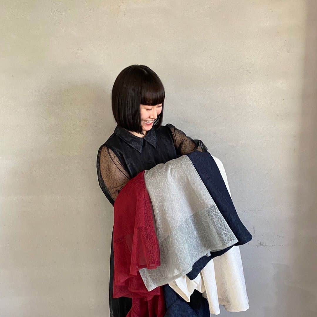 LEBECCA boutique Vintageのインスタグラム：「.﻿ 「 "私たちの" ではなく "私たちとの" 」﻿ ﻿ ﻿ 前作をもって完結、生産終了となった #私たちのワンピース 。記念すべき最終生産分は瞬く間に完売し、最後まで私たちの代表作として人気を集めました。﻿ ﻿   しかし、コロナウイルスの影響により、完結のために計画していたイベントは希望通りにできず…﻿ 最も大切にしてきたアイテムにも関わらず、待ち望んでくださっていた全ての方への十分なお披露目すら叶わないまま、全行程が終わってしまいました。﻿ ﻿ ﻿   これで完結として、本当に良いのだろうか。私たちはブランドとしての姿勢を悩み、毎日のように話し合いました。﻿ ﻿ ﻿ ﻿ そして、やっと辿り着いた結論は…﻿ ﻿ “完結したワンピースを作ることは、もう二度とない。やはり #私たちのワンピース という名前がつくワンピースは、あの型が最後。﻿ だけど、改めて【私たちが納得できる終わらせ方】を考えてきちんと完結させよう！”﻿ ﻿ ということ。﻿ ﻿ そこから私たちはひとつのプロジェクトを発足。"納得できる終わらせ方"として、今までこのワンピースを愛し支えてくださったお客様のお声を集め、ひとつの服をつくることに決めました。﻿ ﻿ その服の名は、 #私たちとのワンピース 。﻿ 今度は「私たちの」ではなく「私たちとの」です。﻿ ﻿ ﻿ ﻿ 私たちが最も多くの時間をかけて向き合ってきた大切な宝物、 #私たちのワンピース 。それをベースにしてつくる、#私たちとのワンピース 。﻿ ﻿ お客様と共にしっかりと過去の作品を見つめ直し、6年目に突入する今の私たちに寄り添うデザインになるよう、丁寧に、丁寧に。全てに納得感を得ながら、生地からディティールまで徹底的にアップデートしていきました。﻿ ﻿ ﻿ そうして完成した愛おしい2型。﻿ どちらも上質で高級な国産生地を使った珠玉の一品です。これにてこのシリーズはやっと、真の完結を迎えることができます。﻿ ﻿ 商品に関する詳しいことは、公式販売ページにしたためました。私たちのこだわりの詰まった結晶です。ここまで読んでくださったあなたの手に渡りますように。﻿ ﻿ ﻿ ﻿ LEBECCA boutique﻿ ブランド総合ディレクター 赤澤える﻿ @L_jpn﻿ ﻿」