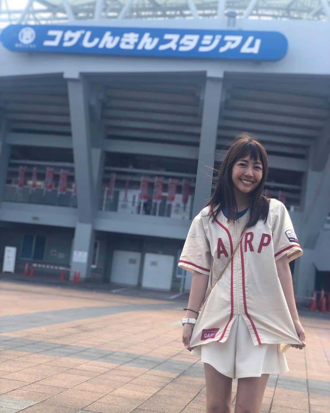 うえむらちかのインスタグラム：「沖縄に行きたいよー！！ 沖縄キャンプが鯉しいよー！！！﻿ と思いながら毎日キャンプ情報をチェックしている毎日ですが﻿ ﻿ ⚾️沖縄プロ野球キャンプ2021✊🏻応援メッセージキャンペーン✨﻿ @okinawabaseball  https://okinawabaseball.com/message/﻿ ﻿ をやっていたので私も参加✊﻿ ﻿ ⚾︎FacebookまたはInstagram、Twitterで﻿ ハッシュタグ「#ベースボールキャンプ沖縄2021」﻿ をつけて応援メッセージをご投稿すると﻿ 抽選で沖縄キャンプ各球団のユニホームやグッズ、沖縄キャンプ地市町村特産品が当たるキャンペーン👏﻿ ﻿ ２月２０日までやってるので﻿ 沖縄が鯉しいみなさまも是非🔥﻿ ﻿ ﻿ #ベースボールキャンプ沖縄2021﻿ #沖縄キャンプ #カープキャンプ﻿ #カープ #カープ女子 #carp」