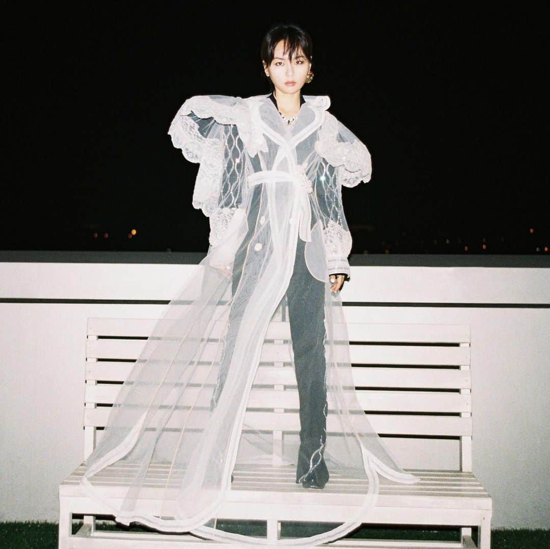 アレクシマビーユのインスタグラム：「Bibi Zhou @smilelikeachild on stage wearing @alexismabille styled @lucialiustylist @theballroomofficial #asianbeauty #singer #star #bibizhou #alexismabille #whitetrench #tulle #lace #hautecouture #smilelikeachild #china #starsystem #showmustgoon」