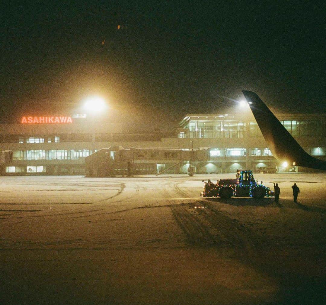 柴田フミコのインスタグラム：「帰りの飛行機の中から  いつかの北海道  たまには風景も  #いつかの北海道 #北海道 #旭川空港 #フィルム撮影」