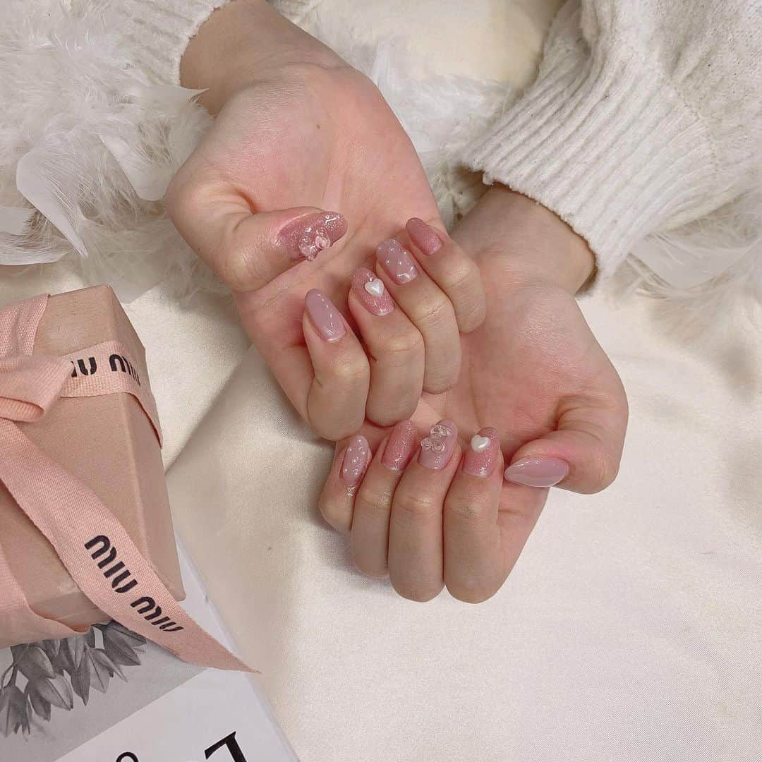 水澤彩佳さんのインスタグラム写真 - (水澤彩佳Instagram)「﻿ ﻿ ﻿ ﻿ ▹▸がーりーぴんく﻿ くまのクリアパーツとパールとハート﻿ 肌なじみのいいぴんくなので﻿ 手も綺麗にみえる🤭🤍🤍﻿ ﻿ ﻿ ﻿ ﻿ 2月は満席です🙏﻿ 3月のご予約はDMにて♡﻿ ﻿ ♡お名前﻿ ♡アカウント名 @～﻿ ♡希望日時候補いくつか﻿ ♡オフありorなし﻿ ♡電話番号﻿ ♡私の投稿内で希望のデザイン等あれば教えてください☺️﻿ ﻿ ﻿ ﻿ ﻿ ﻿ ﻿ ﻿ #みーずんネイル　#きゅあきゅあネイル﻿ #表参道ネイル #原宿ネイル #ネイルデザイン﻿ #ピンクネイル　#春ネイル　#くまネイル #ミュウミュウ」2月18日 17時53分 - m_i_zun