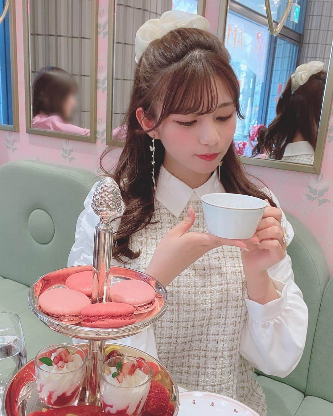 本田夕歩さんのインスタグラム写真 - (本田夕歩Instagram)「afternoon tea ☕️🍓  #afternoontea #アフタヌーンティー #LADUREE #ladureecafe #ladureeshibuya」2月18日 17時53分 - pon_chan216