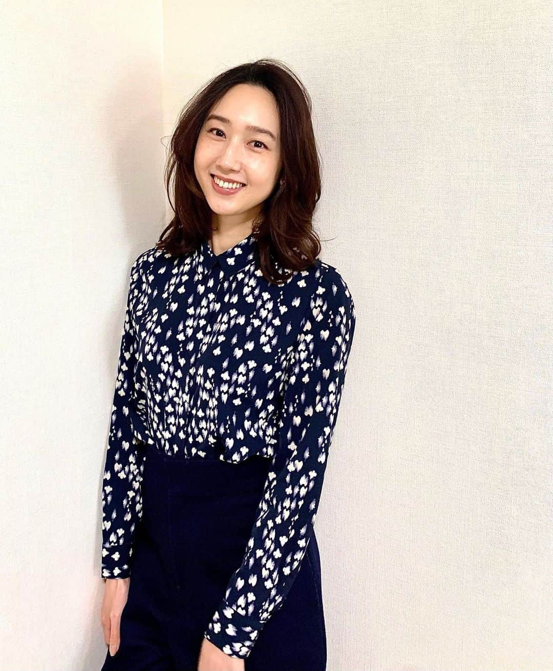 松原汐織のインスタグラム：「#lipstick  「顔がマンネリ化してる！？🥶」と思い、直ぐリップを買いに走りました🏃🏻‍♀️🏃🏻‍♀️🏃🏻‍♀️ ・ @threecosmetics デアリングリィデミュアリップスティック12のWORLD AROUND💄(３枚目) そのまま塗るとマットで上品に色付いて、写真1、2枚目の様にツヤ系リップクリームと重ねるとプルっと華やかに💋 ・ マンネリ打破できたはず！とご機嫌です💃🏻(自己満足でOK🤣) ナチュラルなコンサバメイクと言うのかな、間違いない定番アイテムに惹かれるので古臭く見えないかが大事◎少しずつ新入りをプラスしています💪🏻 またオススメを見つけたら、紹介させてください🙏🏻💗 ・ #オススメコスメ #リップ #ナチュラルメイク  #three #threecosmetics」