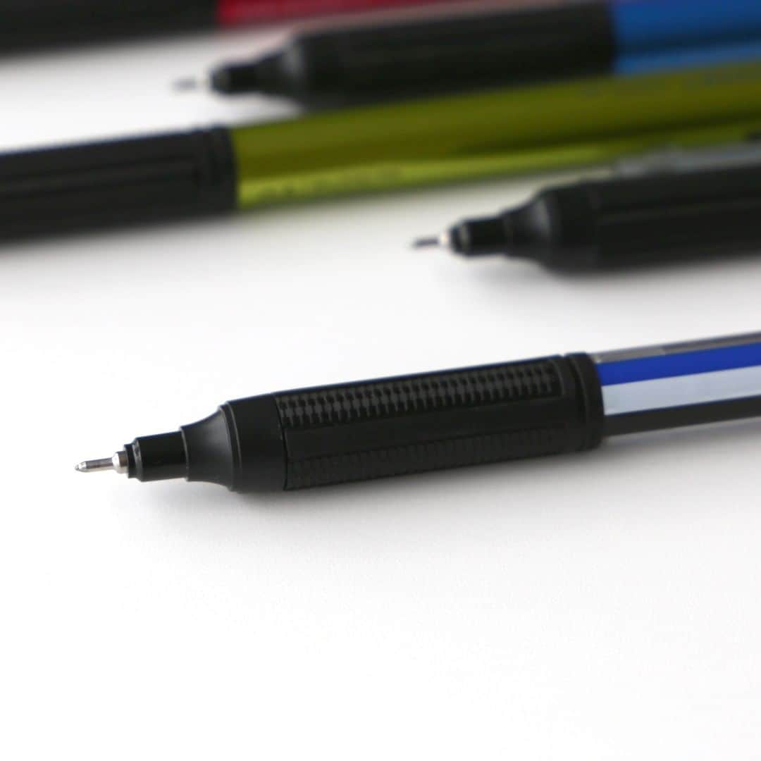 トンボ鉛筆さんのインスタグラム写真 - (トンボ鉛筆Instagram)「#トンボ新製品 モノグラフシリーズからボールペン「モノグラフライト」が新発売です。 5.2mmのロングニードルチップはペン先の視界を広げて細かい文字も思い通りに筆記でき、新開発の超低粘油性インクは軽ーく滑らか～な筆記を楽しめます😉 独自のテクスチャーのグリップも指先にしっかりフィット。 書くことがまた楽しくなりそうな新しいボールペンです✨ . . . #モノグラフライト #monographlite #超低粘ボールペン #モノグラフ #MONOgraph　#tombow #トンボ鉛筆 #文房具 #文具 #文具好き #文房具好きな人と繋がりたい #ぶんぼうぐ #文房具好き #文具好きさんと繋がりたい  #stationery #stationerylove #tombowpencil #stationerydesign」2月18日 17時53分 - tombowpencil
