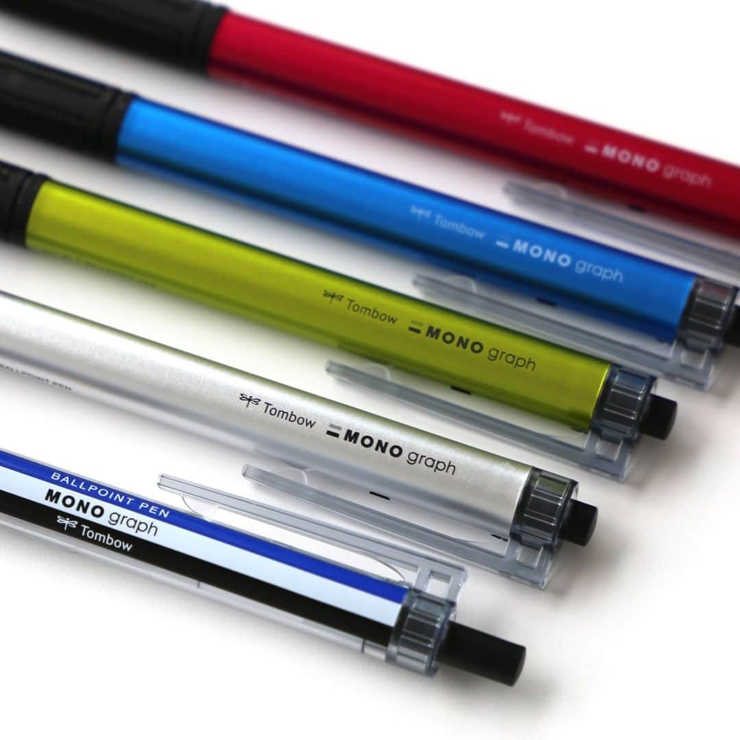 トンボ鉛筆さんのインスタグラム写真 - (トンボ鉛筆Instagram)「#トンボ新製品 モノグラフシリーズからボールペン「モノグラフライト」が新発売です。 5.2mmのロングニードルチップはペン先の視界を広げて細かい文字も思い通りに筆記でき、新開発の超低粘油性インクは軽ーく滑らか～な筆記を楽しめます😉 独自のテクスチャーのグリップも指先にしっかりフィット。 書くことがまた楽しくなりそうな新しいボールペンです✨ . . . #モノグラフライト #monographlite #超低粘ボールペン #モノグラフ #MONOgraph　#tombow #トンボ鉛筆 #文房具 #文具 #文具好き #文房具好きな人と繋がりたい #ぶんぼうぐ #文房具好き #文具好きさんと繋がりたい  #stationery #stationerylove #tombowpencil #stationerydesign」2月18日 17時53分 - tombowpencil