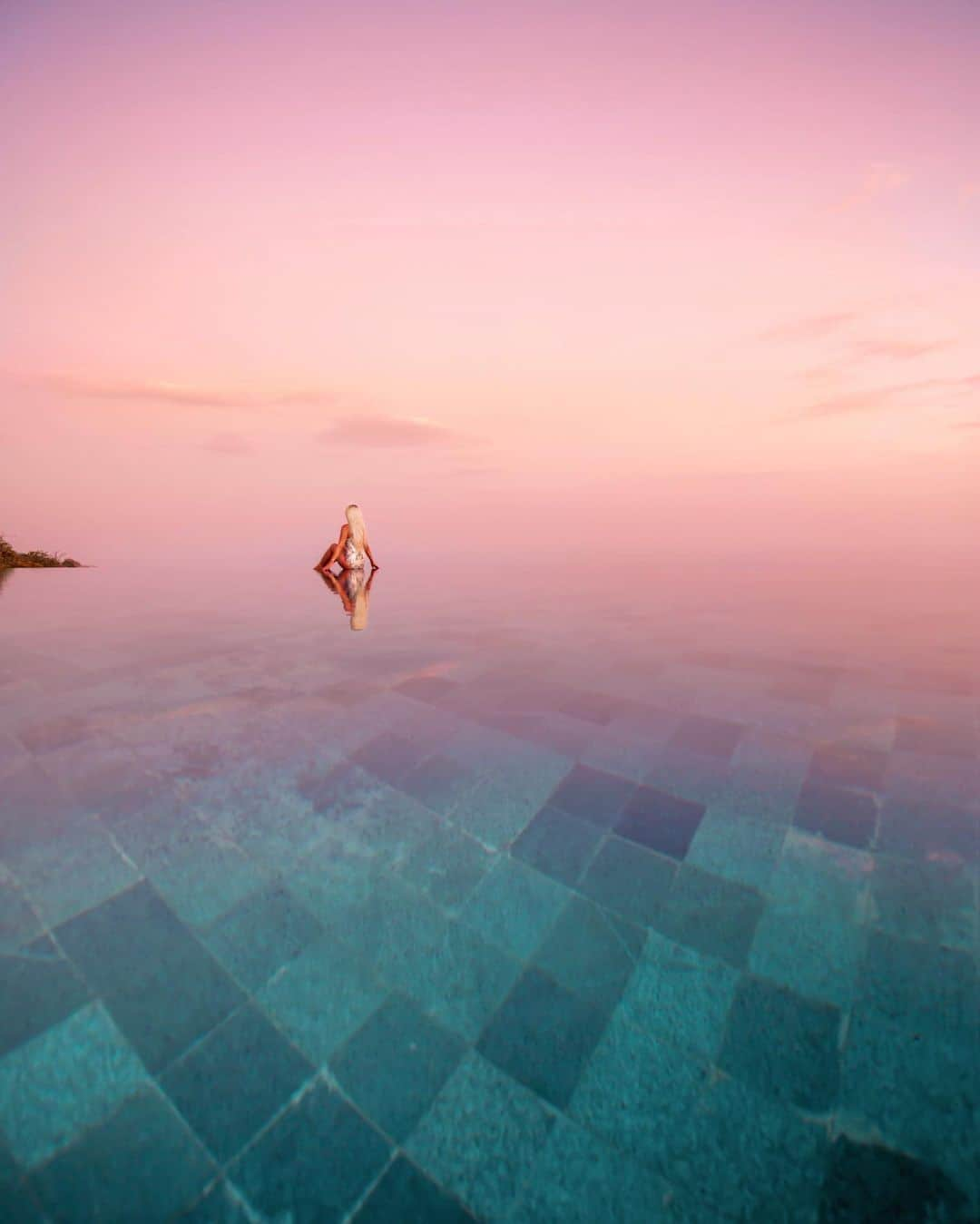 さんのインスタグラム写真 - (Instagram)「Floating in a candy colored haze 💗  Throwback to beautiful Uluwatu, a place that always has a piece of my heart. I love the wild, rugged coastline 🌊 and the sunset views for days 💕  📸 @bobbybense from @sixsensesuluwatu   #sixsensesuluwatu #sixsenses #sixsensesresort #infinitypool #bali #indonesia #uluwatu #wonderfulindonesia #wonderful_places #beachesnresorts #hotelsandresorts #travelcommunity #beautifuldestinations #pastelsunset #luxurytravel」2月18日 17時55分 - helen_jannesonbense