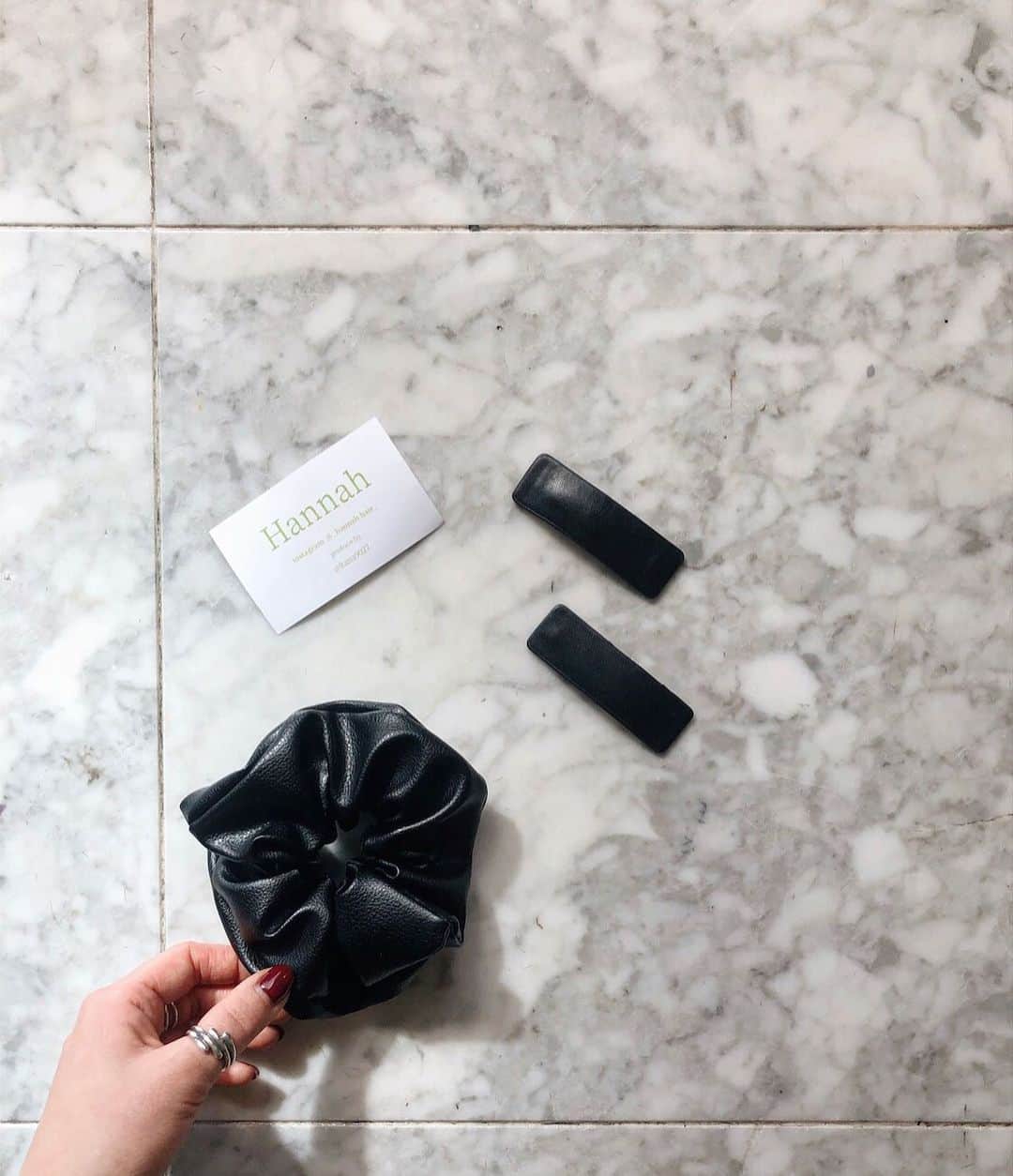 のインスタグラム：「・ 最近ローンチされた 大好きなkana chanがデザインする ヘアアクセサリーブランド  @_hannah.hair_   これでショートでもアレンジを 楽しめる！ bigシュシュは、アクセ感覚で腕に 付けよ♡」