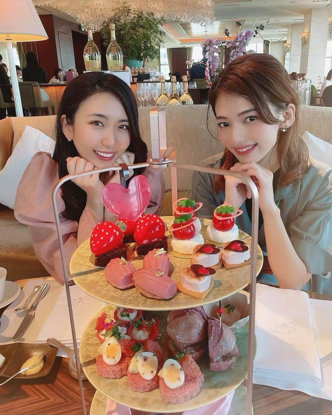 戸崎奈津のインスタグラム：「🍓strawberry afternoon tea🍓﻿  ﻿ザ・ロビーラウンジ﻿ 📍シャングリ・ラ ホテル 東京﻿ ﻿ 何年ぶりかにシャングリラホテルのアフタヌーンティーへ🫖❣️﻿ ﻿ 苺づくしの #ストロベリーアフタヌーンティー は2月末までだよ♪ 可愛い🥰﻿ ﻿ #afternoontea #shangrilahotel  #thelobbycafe  #strawberry #Valentine #sweets  #アフタヌーンティー ﻿#定例会 #たまには女子力あげないと」