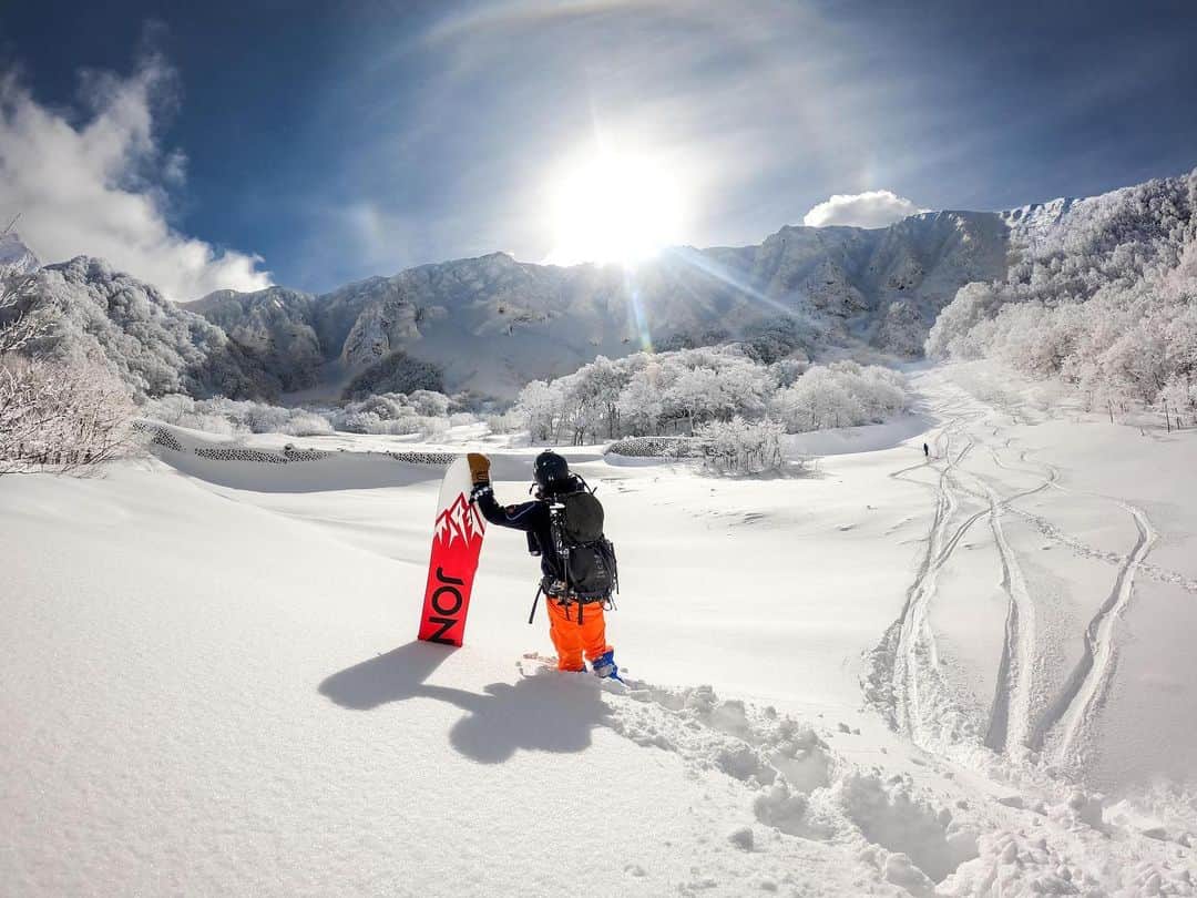のインスタグラム：「滑り終わりにご褒美 🏔 #バックカントリー を終えたところ待ち受けてくれていた絶景。 📷 @naoki.a4 + #GoProHERO9 Black ❄️  #GoPro #GoProJP #GoProSnow #GoProのある生活 #雪山 #登山 #スノーボード #スノボー #大山 #鳥取 #BackCountry」