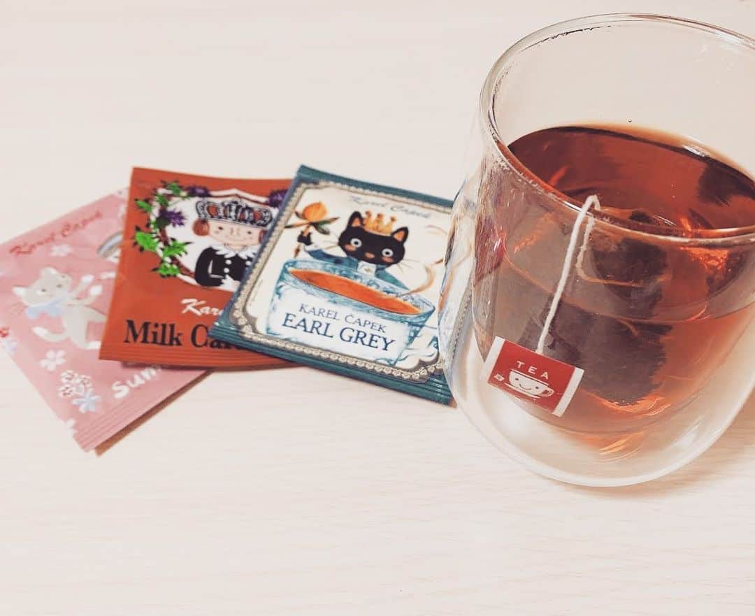 ホテルウィングインターナショナルプレミアム東京四谷さんのインスタグラム写真 - (ホテルウィングインターナショナルプレミアム東京四谷Instagram)「こんにちは😊  すっかり「おうち時間」という言葉が定着していますが、皆様はおうち時間をどのように過ごされていますか？  私はおうちでゆっくり紅茶を飲む時間が大好きです✨  こちらは、新宿高島屋にも店舗がある「カレルチャペック」の紅茶です。 個包装のティーバッグを1つずつ購入することができ、気になる種類を気軽に楽しむことができます。 最近では、春にぴったりなサクラの紅茶も販売されていました🌸  紅茶にはリラックス効果があるだけでなく、風邪やインフルエンザの予防にも効果があるといわれています！  皆様もぜひおうちで紅茶をお楽しみくださいませ☕️  #ホテルウィング東京四谷　 #ホテルウィング　#四谷 #ホテルウィング四谷 #四谷三丁目　#紅茶　 #tea #teatime  #おうちカフェ  #カレルチャペック　#高島屋」2月18日 17時57分 - hotelwing_premium_tokyoyotsuya