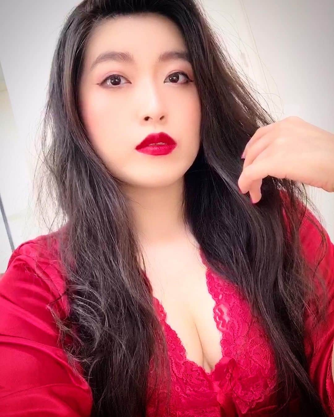 益子寺かおりさんのインスタグラム写真 - (益子寺かおりInstagram)「連載中の #かがみよかがみ さんの「ベッド・インのパジャマパーティ！」撮影裏スジ写ルンです♡  赤のネグリジェでギルガメッシュ♫ キャメラマンさんがご用意してくださったセット、 秘宝館みたいなイキフンで素敵だしょ？♡  毎月、ナウでヤングなみなさまのコラムをテーマにアレコレお話させてもらってるわ♡ ぜひ読んでみてネ、シクヨロ〜！  #かがみよかがみ #撮影してもらったのは去年♡ #japansese #japanesegirl #sexy #ベッドイン」2月18日 17時57分 - kaori_masuco