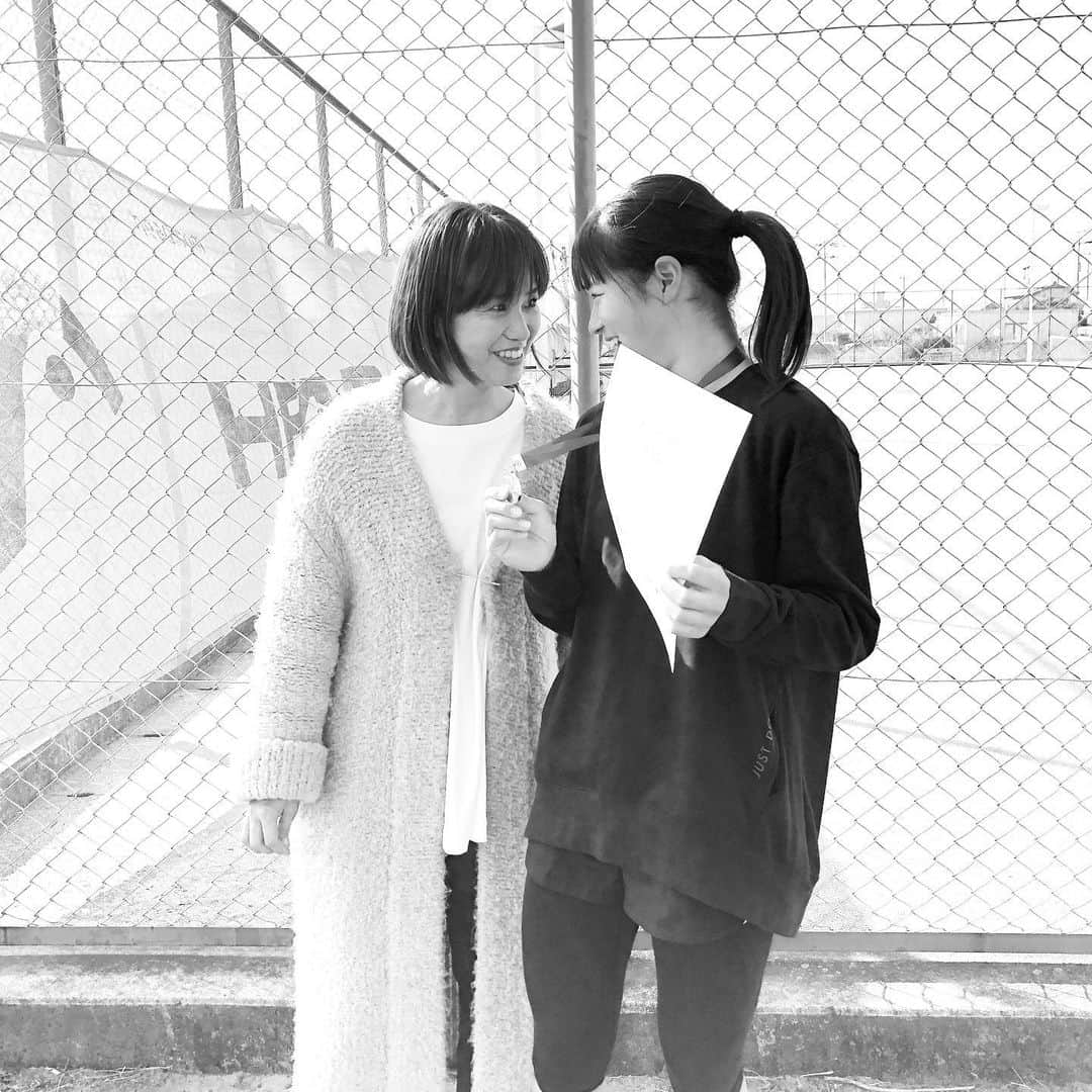 黄川田としえのインスタグラム：「心臓が飛び出てしまうんじゃないかと思うくらい、毎回リーちゃんの試合はドキドキしてしまう。  ドキドキするから試合の合間に気が抜けて、車に乗り込む時に必ず後頭部をぶつけてしまうんだけど（いま代車のため更に感覚がちょっと狂う）。  5回目にぶつけた時、 「ねぇ😂、ママ、痛くないの？😂」ってリーちゃんに言われたんけど、 「痛いけどだいじょうぶ。。（勝ったことでホッとしてるから） そのうち血ぃ出てたら教えて」 と言うとさらに爆笑してたリーちゃん。  「ママ、やめて😂」って。 箸が転がっても面白いお年頃。  気持ちが和んだか緩んだか知らないけど、久しぶりの金色のメダル。おめでとう。  ドキドキしちゃうけど、そういう全ての時間が今しかない貴重な時間だなと思うの。  だいたい笑われてるんだけどね。  今日も練習がんばって！リーちゃん。  嬉しい日も悔しい日もまだまだ一緒にね！  #tottorico #子育て#リーちゃんがこんなにでっかくなりました」