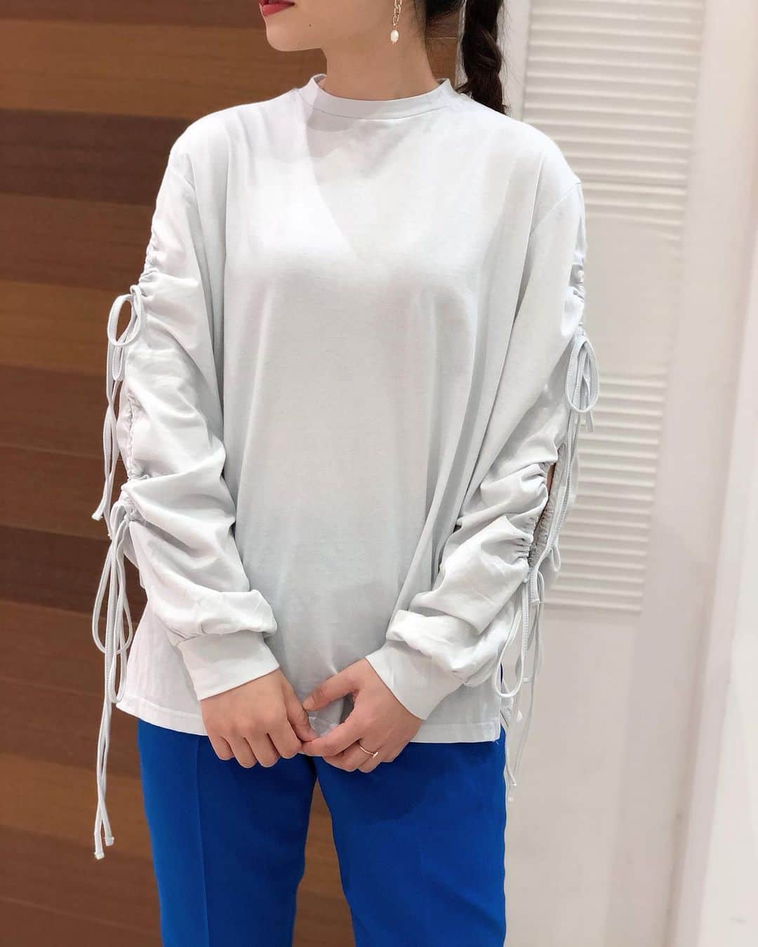 新谷美奈のインスタグラム：「.﻿ ﻿ Nina mew Spring Collection🌷﻿ ﻿ アイスグレーのようなこの色。﻿ 実はほんのりブルーがかってて﻿ 絶妙な色みが個人的にツボ☺️💙﻿ 濃いブルーのパンツとグラデ配色で着ると﻿ とびきり女っぽい😊﻿ ﻿ Nina mew﻿ cut&sew ¥12,000+tax﻿ pants ¥23,000+tax﻿ ﻿ @ninamew_official#Ninamew#ニーナミュウ#セレクトショップ#selectshop」