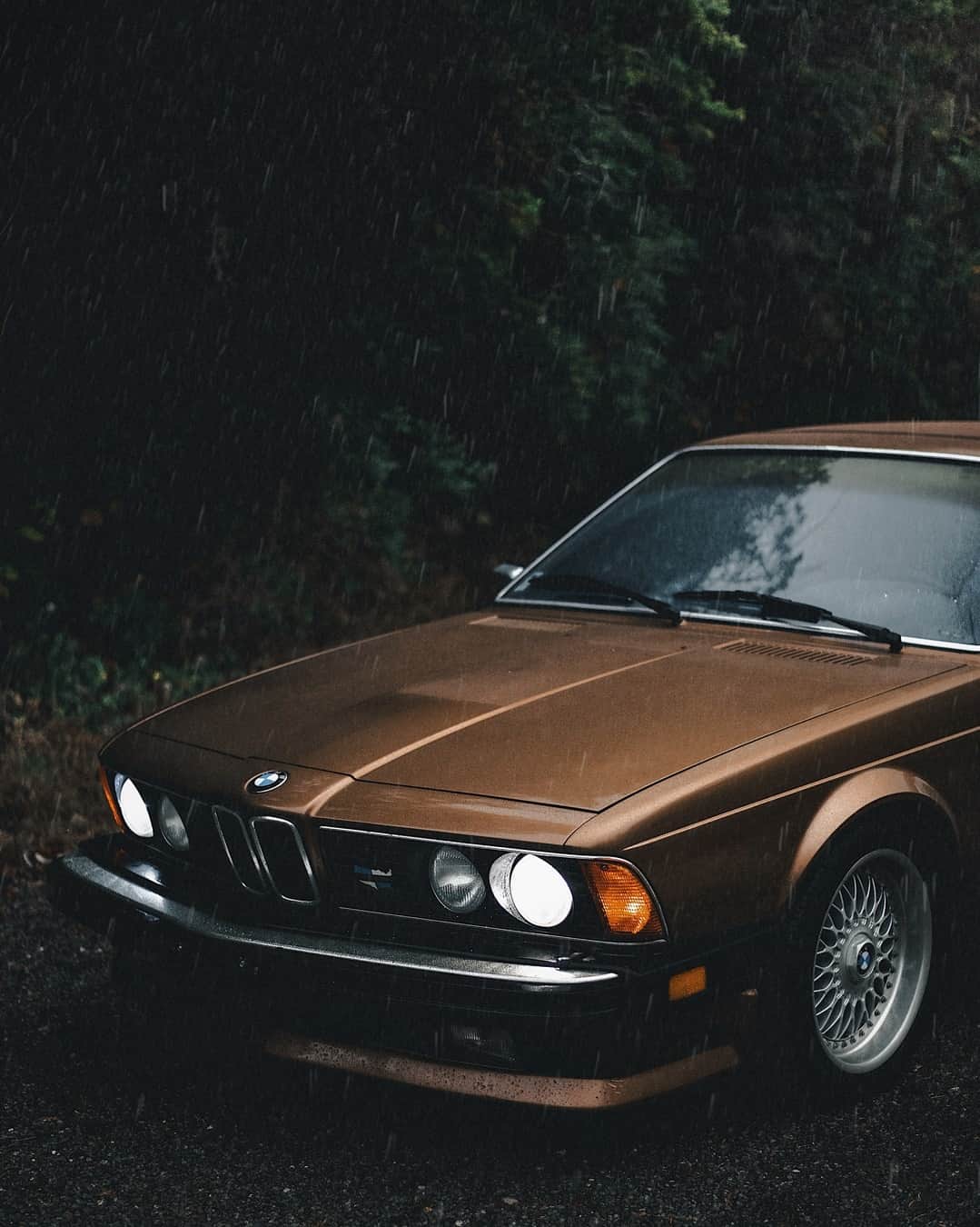 BMWのインスタグラム：「Soul searching, in the most classic style possible.  The first-generation of the BMW 6 Series. #BMW #6Series #BMWClassic #BMWrepost @_streetheart」