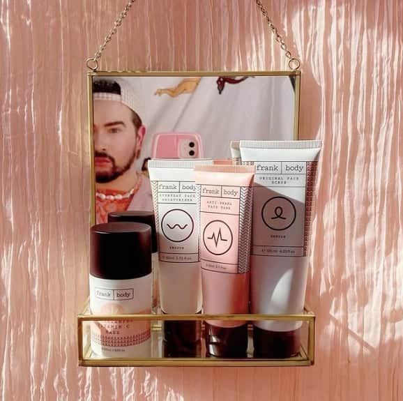 frank bodyさんのインスタグラム写真 - (frank bodyInstagram)「Mirror mirror on the wall, who is the dewiest of them all? It's @dirtyboysgetclean, of course: "My skin is instantly smoother, moisturized, and dewy after this gorgeous @frank_bod routine!"  Tap to shop his dewy routine. And remember: the complexion in the reflection never lies. 😉」2月18日 18時00分 - frank_bod