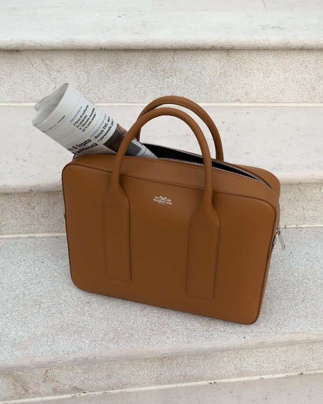 トラモンターノのインスタグラム：「Hey business man, don’t forget your bag!  Visit tramontano.it to discover the men selections   #Tramontano #TramontanoNapoli」