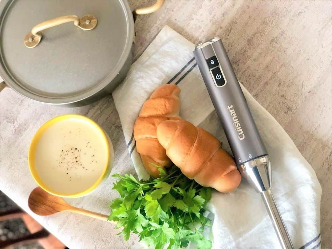 Cuisinart(クイジナート)ジャパン公式アカウントさんのインスタグラム写真 - (Cuisinart(クイジナート)ジャパン公式アカウントInstagram)「『カリフラワーのクリームスープ』⁣ ⁣ まだまだ朝ごはんに温かなスープを添えたい季節。⁣ 今回はカリフラワーを使ったクリームスープをご紹介します🍽⁣ ⁣ なめらかなクリームスープ作りには⁣ クイジナートのコードレスハンドブレンダーがおすすめ☝⁣ ⁣ 充電式タイプなので、コードを気にすることなくお鍋の上で使えます。⁣ 忙しい朝にもぴったり🌞⁣ ⁣ 作業中にお子さまに呼ばれても、自立して置けるので作業の中断もスムーズです😉⁣ ⁣ 握りやすいハンドルデザインなので安定感も抜群✨⁣ ⁣ 📌材料(3～4人分)⁣ カリフラワー...200g⁣ 玉ねぎ...150g⁣ コンソメスープ...300ml⁣ 牛乳...400ml⁣ バター...10g⁣ 塩...適量⁣ あらびき胡椒...適量⁣ ⁣ 📌作り方⁣ ① カリフラワーは小房に分ける。玉ねぎは薄切りにする。⁣ ⁣ ② 鍋にバターを熱し、玉ねぎを加えて全体がしんなりとするまで炒めたら、カリフラワーを加えて全体をさっくりと炒め、コンソメスープを加えてカリフラワーがやわらかくなるまで煮込む。⁣ ⁣ ③ ②の火を止めて、コードレスハンドブレンダーで具材をつぶすように動かしなめらかになるまで混ぜる。⁣ ⁣ ④ ③を再び火にかけ、塩で味を調えたら、器に盛り付けてあらびき胡椒をふる。⁣ ⁣ 📌ポイント⁣ ・カリフラワーの代わりにブロッコリーで作ってもおいしいですよ🥦⁣ ・仕上げにパルメザンチーズをかければ風味豊かになります。⁣ ⁣ ・。・。・。・。・。・⁣ 🍲Item：コードレス充電式ハンドブレンダー⁣ ⁣ 🔍RHB-100J⁣ ・。・。・。・。・。・⁣ ⁣ #クイジナート #cuisinart #クイジナートのある生活 #クイジナートLOVE #クイジナートハンドブレンダー #おうちカフェ #おうち時間を楽しむ #おうち時間 #丁寧な暮らし #おうちごはん #豊かな食卓 #ホームパーティー #簡単ごはん #美味しい時間 #今日のご飯 #料理好きな人とつながりたい #おうちごはんlover #暮らしを楽しむ #簡単ご飯 #私の美味しい写真 #クッキングラマー #ハンドブレンダー #キッチンライフ #時短アイテム #暮らしを整える #簡単レシピ #時短レシピ #スープレシピ #クリームスープ #カリフラワー」2月18日 18時00分 - cuisine_art