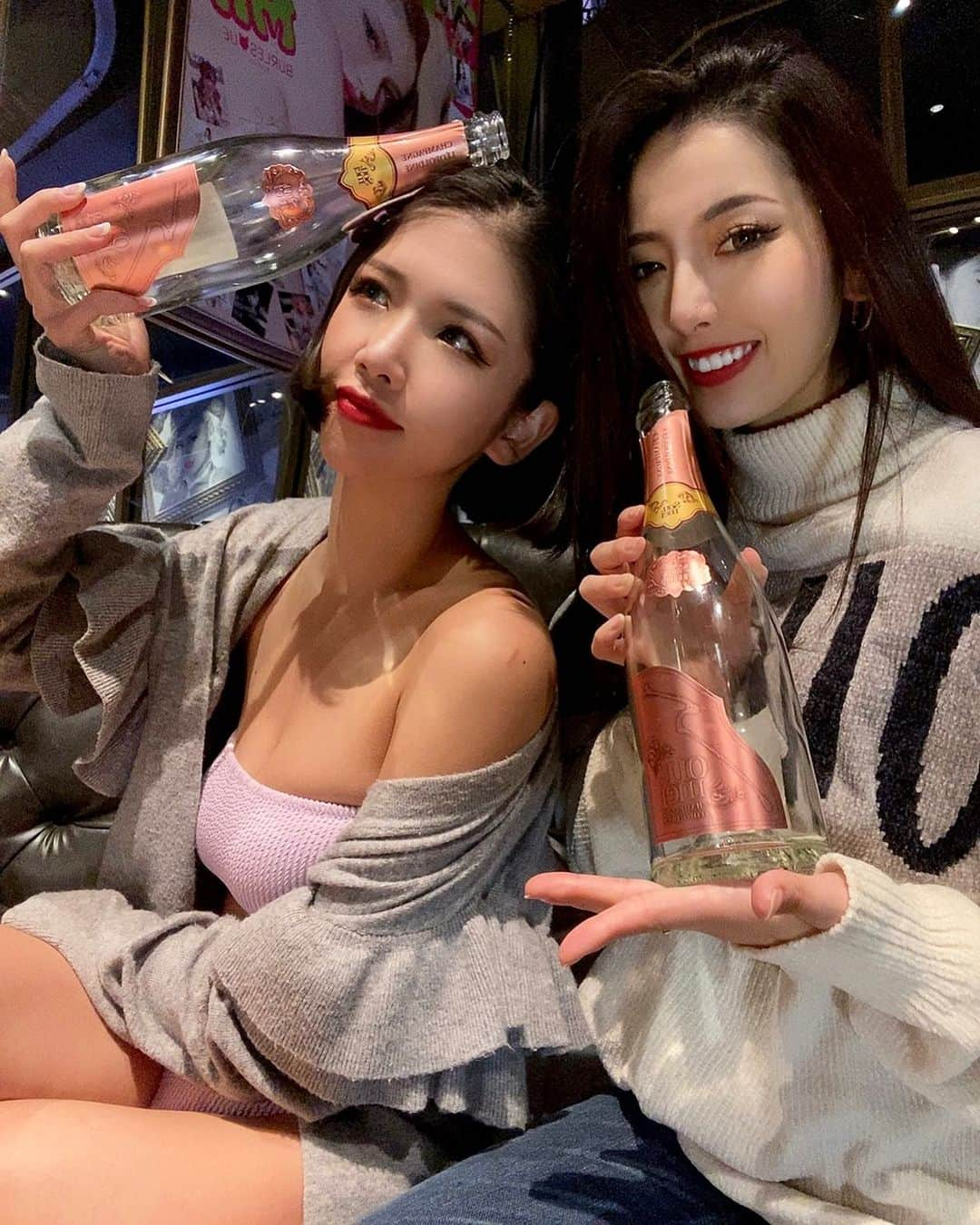 Yukkyさんのインスタグラム写真 - (YukkyInstagram)「きーしゃんとsoumeiロゼ🍾 丸々一本飲み終わるまで帰れま10配信👩‍❤️‍💋‍👩 めちゃくちゃに酔いました‪w‪w 見てくれた方ありがとうございました✨ そしてレトリバーのひまさん ほんとにいつもいつも ありがとうございます🙇🏻‍♀️💕 . . . . . #burlesquetokyo#showgirl#showdancer#dancer#japanesegirl#girl#instalike#instapic#instagood#lfl#fff#bikini#champagne#soumei#バーレスク東京#ダンサー#黒髪ボブ#ショートヘア#エンタメ活動を止めない」2月18日 18時02分 - _5y_k_y1_