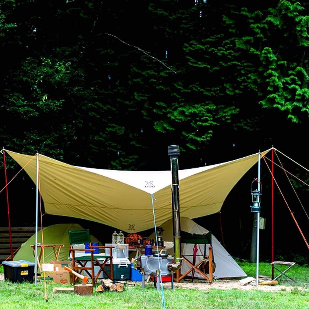 キャンプ情報サイト［ランタン］さんのインスタグラム写真 - (キャンプ情報サイト［ランタン］Instagram)「CAMP SMILE STYLE ／ キャンプ歴30年！ 準備を怠らないベテランキャンパーのお気に入りは薪ストーブ ＼ いろんなキャンパーのキャンプスタイルを現地取材と一般キャンパーからの投稿で数多く掲載してます。 . . 詳しくは @lantern.camp webサイトをご覧ください . . #camp #camping #outdoor #travel #trip #lantern_smile #nature #キャンプ #キャンプ用品 #アウトドア #テント #自然 #旅行 #キャンプ初心者  #キャンプ好きな人と繋がりたい #camper #外遊び #かぶとの森テラス #ホンマ製作所 #薪ストーブ #薪ストーブキャンプ  #コールマン #coleman」2月18日 18時02分 - lantern.camp