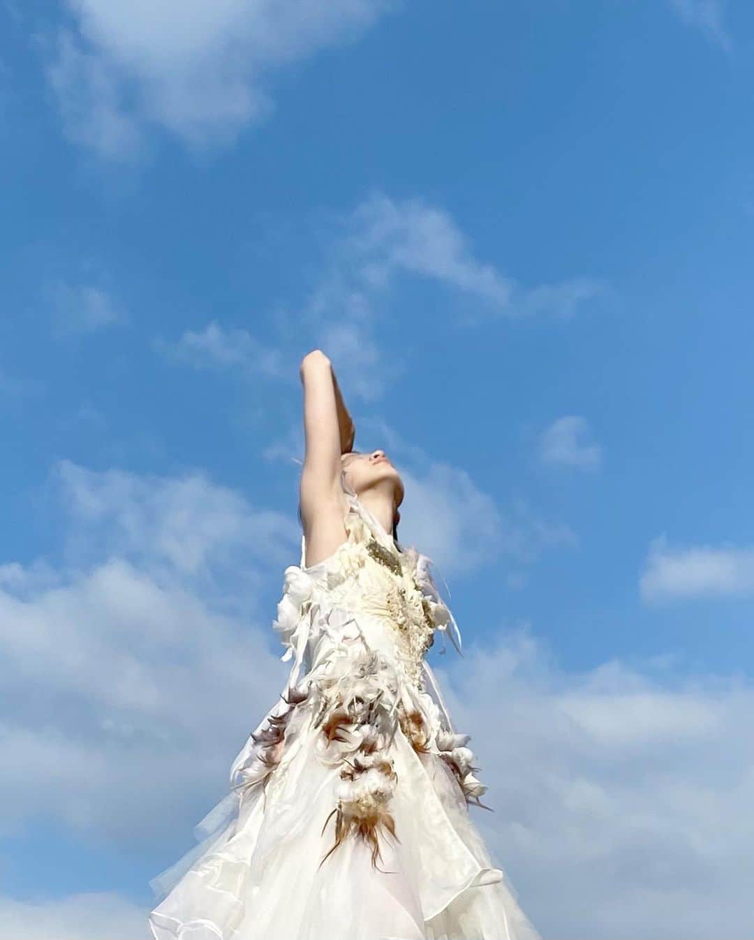 ARAKI SHIROのインスタグラム：「To the sky. . . . @81enda  @mkm_mentai93  @taisei_nakai  costume/me . . . #ARAKISHIRO#FUKUOKA#portrait#portraitphotography#photography#costume#costumedesign#couture#hautecouture#portraitmood#whitedress#福岡#ポートレート#衣装#コスチューム#アラキシロウ」