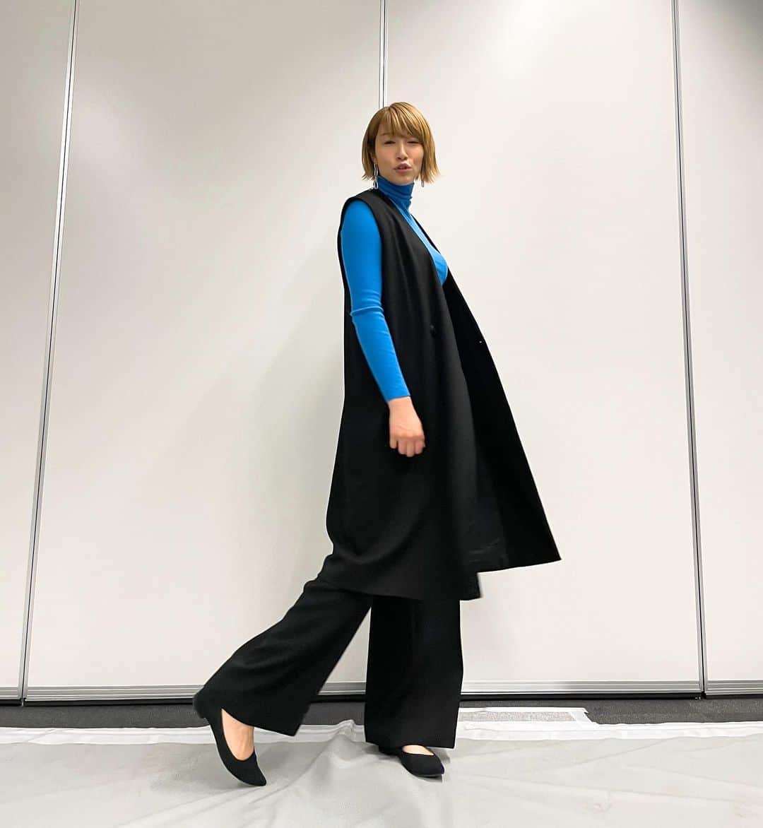 のインスタグラム：「・ 先日の収録の衣装💁‍♀️ ・ tops @doublestandard_official  gilet @zara  pants @mango  shoes @jb.akino.shoes  pierce @yumi__meow  ・ 衣装もカッコ可愛いかったし、アクセサリーは完全に好みだし、収録も楽しすぎてテンション上がっていつものように大ジャンプしたけど結果腰を痛めました👀☝️ ・ #初めてに近いジレ #ブルーのニット綺麗な色でした #そしてパンプスは履きやすさ抜群」