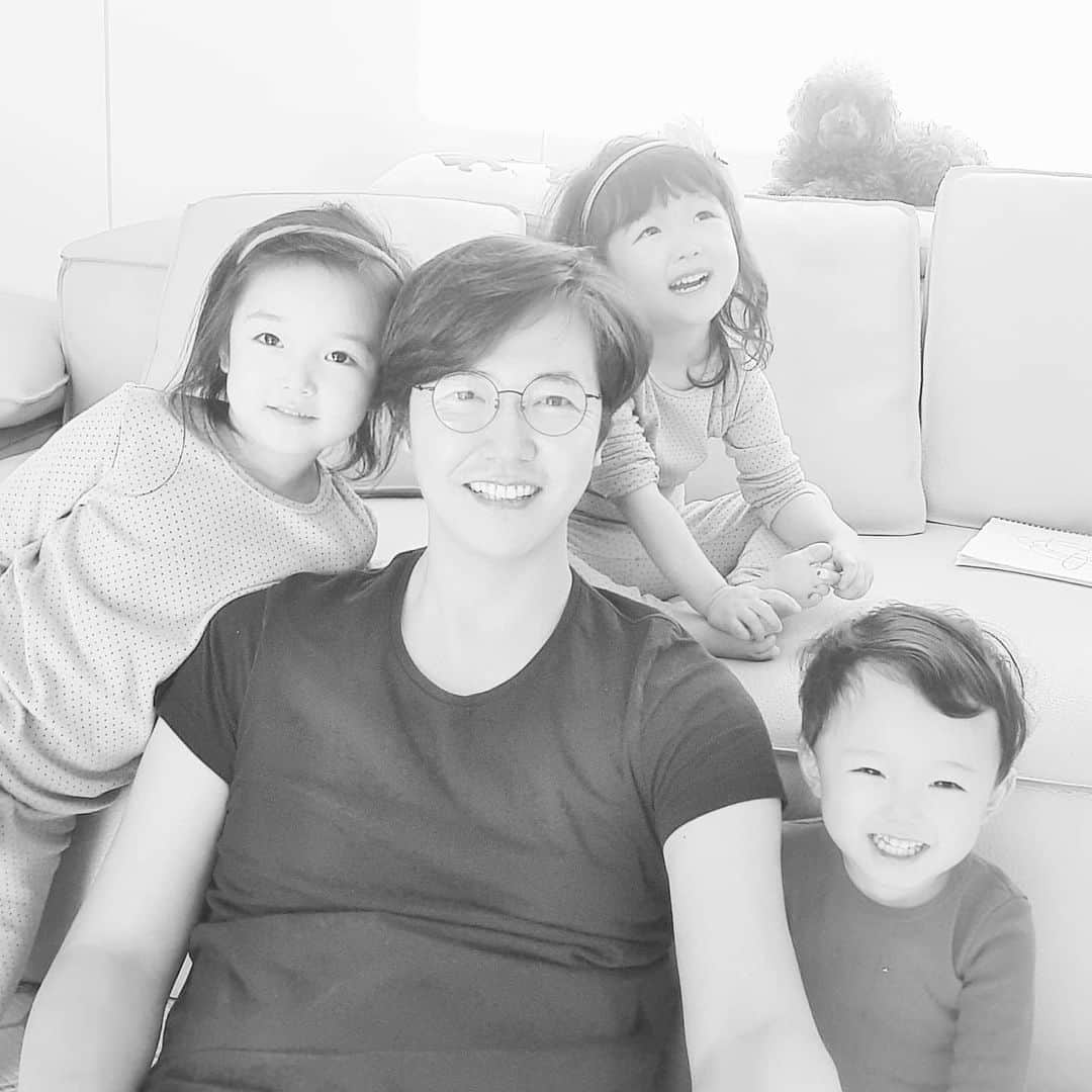 ユン・サンヒョンのインスタグラム：「항상 웃고 즐거워하는 우리꽁꽁이들! 흑백도 이쁘네요 ㅎㅎ」