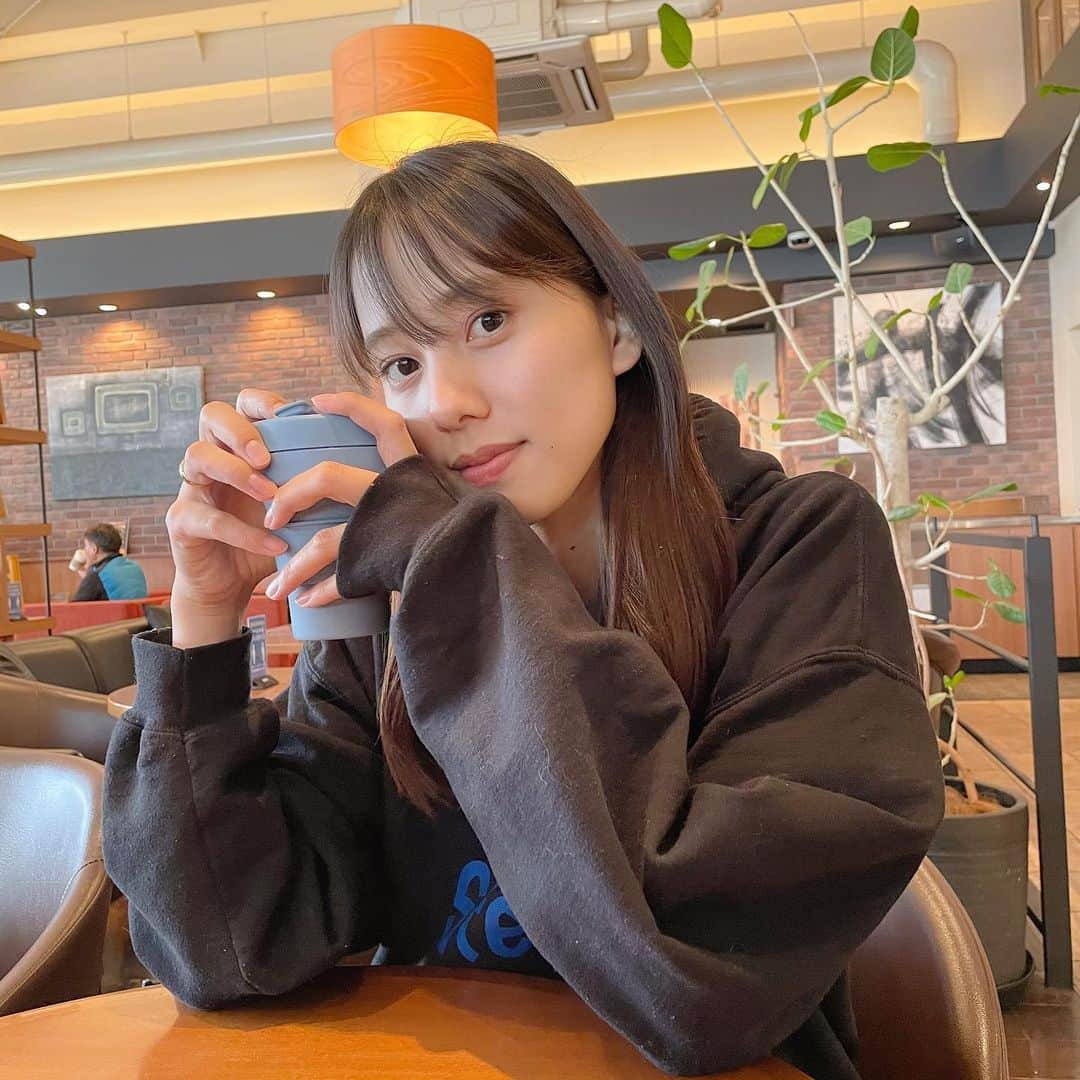 奥村真友里さんのインスタグラム写真 - (奥村真友里Instagram)「毎年たくさんの使い捨てのコーヒーカップがリサイクルされることなく捨てられているそうです！  海でもコーヒーカップのゴミをよくみます😢  ゴミをゴミ箱に捨てるのはもちろん ゴミになっちゃうもの自体をなるべく減らしていきたいね！  私は使い捨てカップで提供されるカフェに行く時には必ずマイカップやマイタンブラーを持って行くよ☕️  割引になるところも多いしオススメです❤️  🐠🐠🐠🐠🐠  3/5（金）サンゴの日 宮古島無料ウェビナー開催🎉  ぜひ参加して宮古島をもっと知ろう！  詳しくは @sdgs_miyakojima_okinawa  こちらのアカウントをチェックしてね✨  🏝ノータッチサンゴマナー🏝 ●立たない ●歩かない ●蹴らない ●触れない ●餌付け禁止  #ノータッチサンゴマナー #notouchcoral  #宮古島 #miyakojima   @narrow_official   #海#sea#エコ#サスティナブル #マイカップ#マイタンブラー#脱プラスチック#脱プラ」2月18日 18時14分 - mayuri_okumura