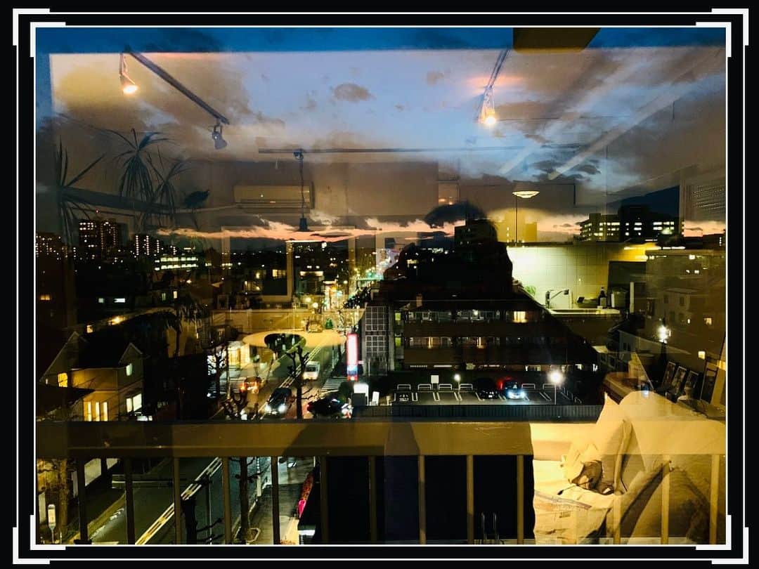 渡辺達生さんのインスタグラム写真 - (渡辺達生Instagram)「2021.02.18…「夕日と台所とぼく」 お寒うございます。今日は面倒なんで家の中から夕空を撮りやした。でも意外と面白いね。byズボラなジジカメ #tatsuowatanabe」2月18日 18時15分 - tatsuowatanabe