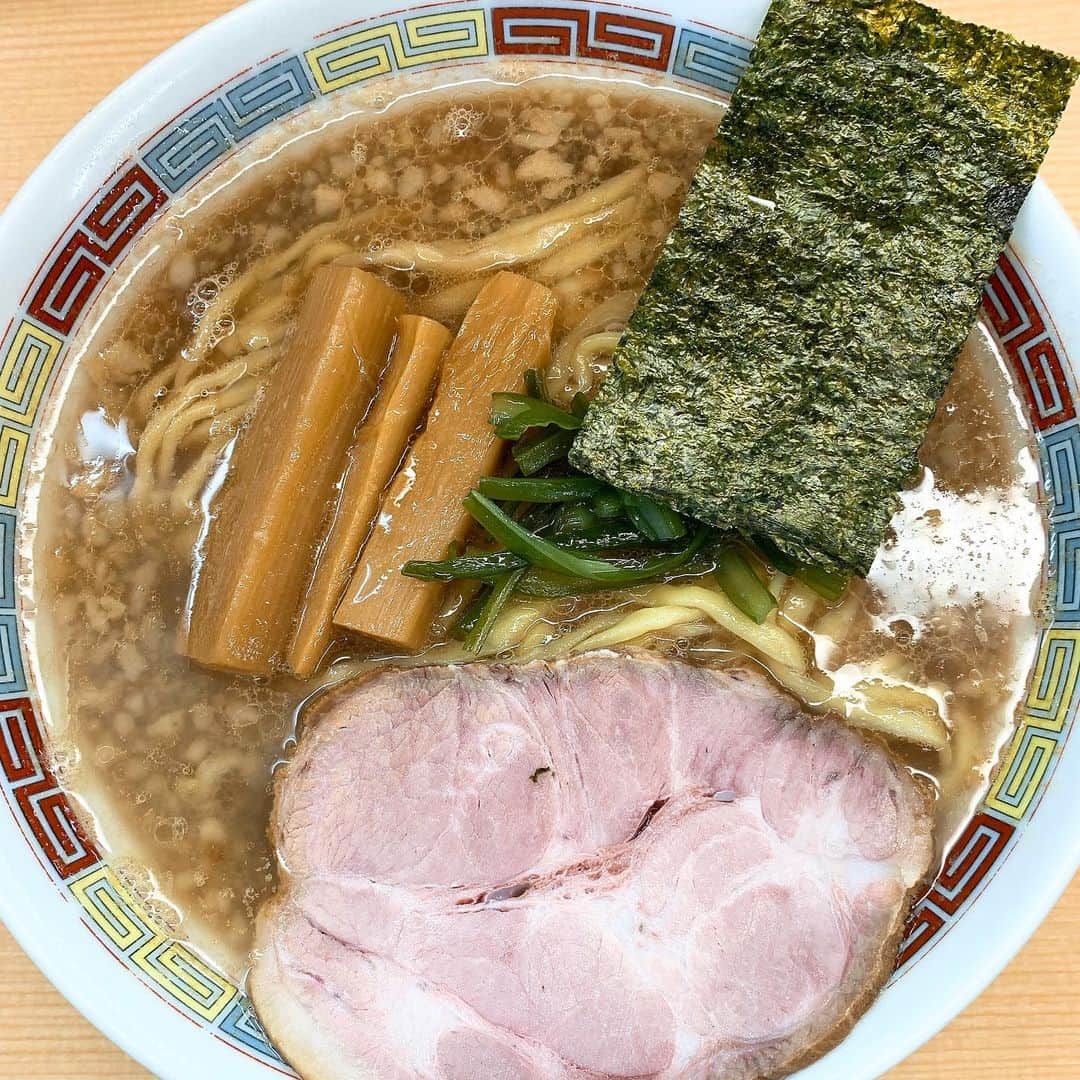 華月咲（さーちゃん）のインスタグラム：「🍜 #煮干鰮らーめん圓 #背脂煮干鰮らーめん ¥950 八王子駅より徒歩７分。 ＊ 約２年ぶり、２回目の圓さん🐟 仕事で行ったときに電車調べて 「本当に東京？旅行じゃん🤣」って 驚いていたこの地にまさか移住するとは笑 ＊ ２年の間に店主さんが引退？されてて あの麺が食べれなくなったのは寂しいけど 今日オーダーした背脂も美味しかったし 新しい店主さんとスタッフさんも元気で 優しくて幸せな気持ちは変わらず( *ˊᵕˋ )🌈 次は濃口か薄口どっちか食べよ〜と💓 ・ ・ #japan #tokyo #kiba #ramen  #圓 #東京 #八王子 #八王子グルメ #東京ラーメン #八王子ラーメン #煮干しラーメン #煮干ラーメン #背脂煮干しラーメン #ラーメン #ラーメン女子 #ラーメン部関東 #ラーメン倶楽部 #ラーメン部 #麺スタグラマー #麺スタグラム #ラーメン好きと繋がりたい #ラーメンパトロール」