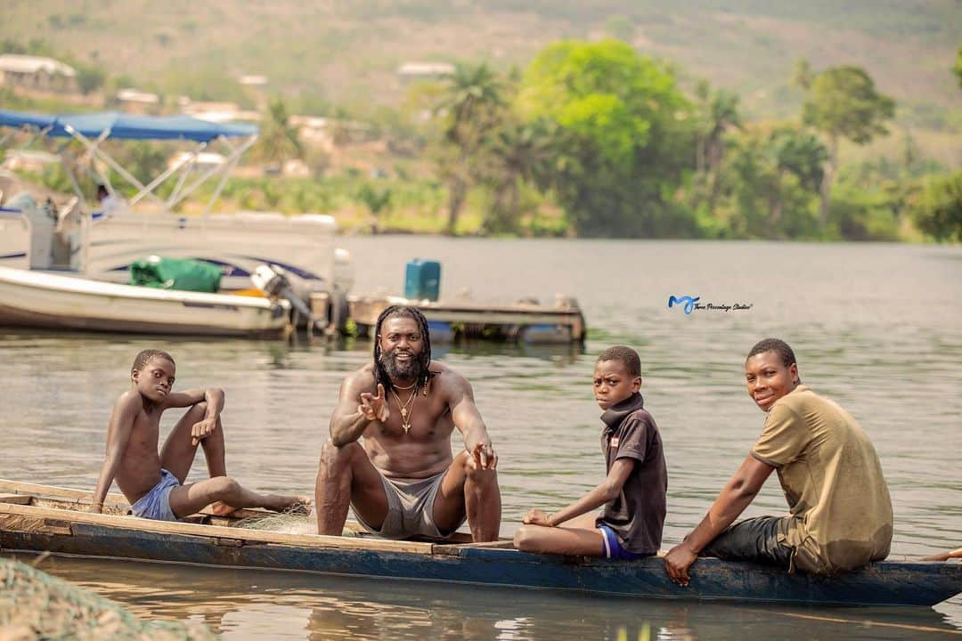 エマニュエル・アデバヨールのインスタグラム：「SEA, stay true to yourself and keep hustling. I love my people 🌍🌟🙏🏾❤️💯🤞🏾#GodFirst #KeepMoving #LoveMyLife #LoveMyJob #MarechalSEA #teamSEA #AfricaUnited #228Forever #25 #Lifesgood」