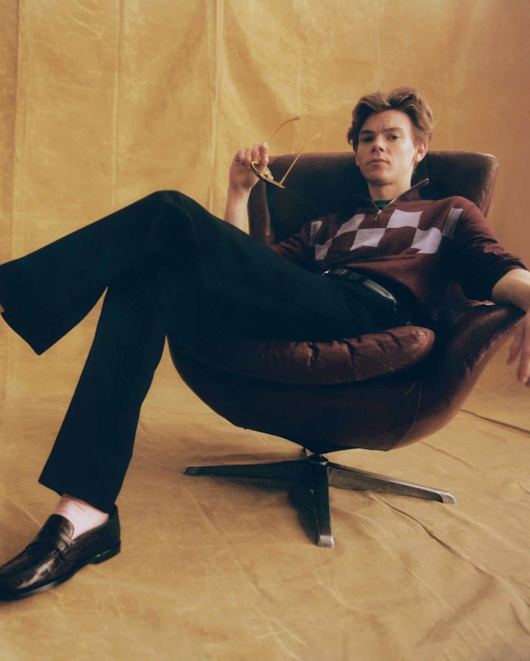 MR PORTERのインスタグラム：「“I think I’ll forever be known as ‘the cute little kid from Love Actually’, which, I don’t mind that, that’s fine,” this week’s cover star Mr @samohtsangster tells MR PORTER, in a tone that suggests he really is, actually, fine with it. After the roaring success of The Queen’s Gambit and his swaggering, swashbuckling turn as Benny in the chess-themed drama, the actor sits down with The Journal to talk turning 30, getting into character as a dragon and how acting is very much like playing dress-up.  Tap the link in bio to read the story.」