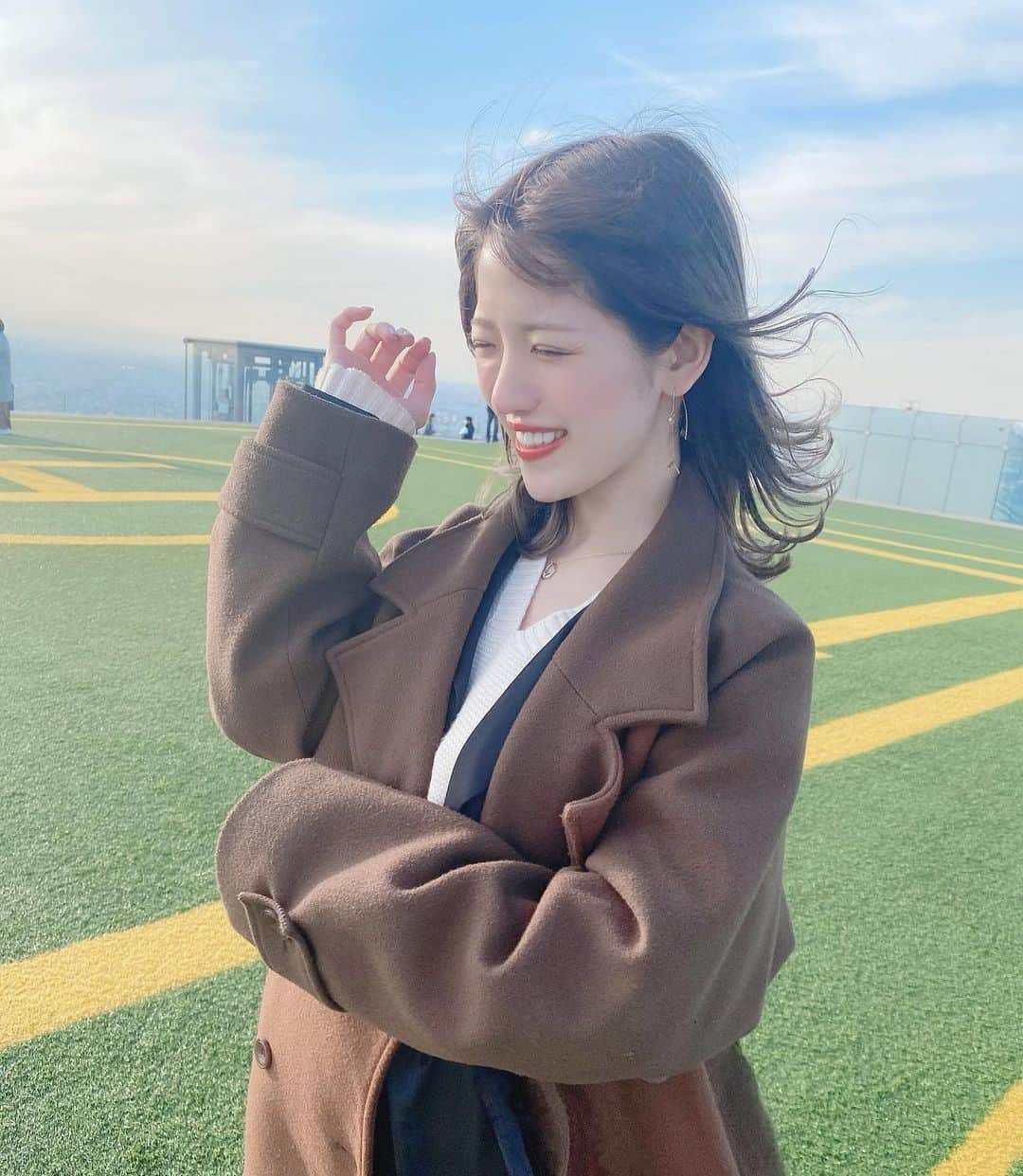 横山なつみのインスタグラム：「☁️☁️ . . . 強風にやられて前髪ぶっとぶ 意外とおでこ狭いんです . . .」