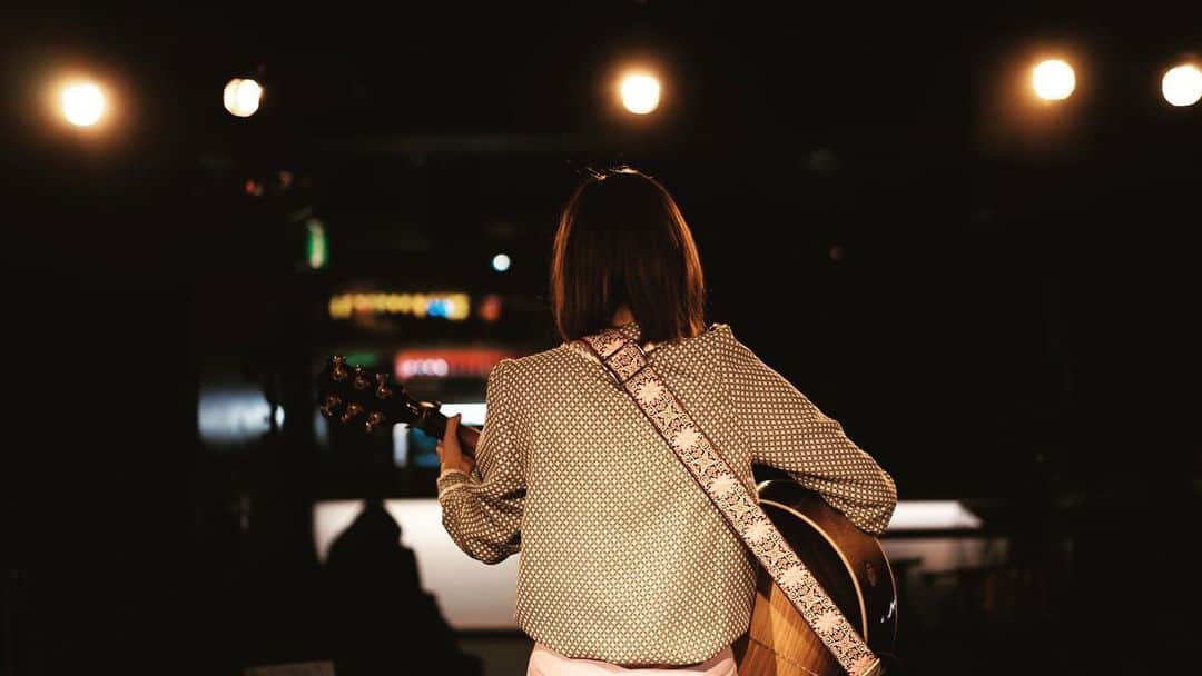 辻詩音のインスタグラム：「がっしがしに頑張れない時は、淡々と小さく、でも丹田に力を込めて生きるぞ、生きるんだぞわたし🕺って言い聞かせながら、0.2ミリずつ進む。  #辻詩音 #tsujishion #music #singersongwriter #guitargirl #gibson #sj200  📸photo by @chizuru_guitar」