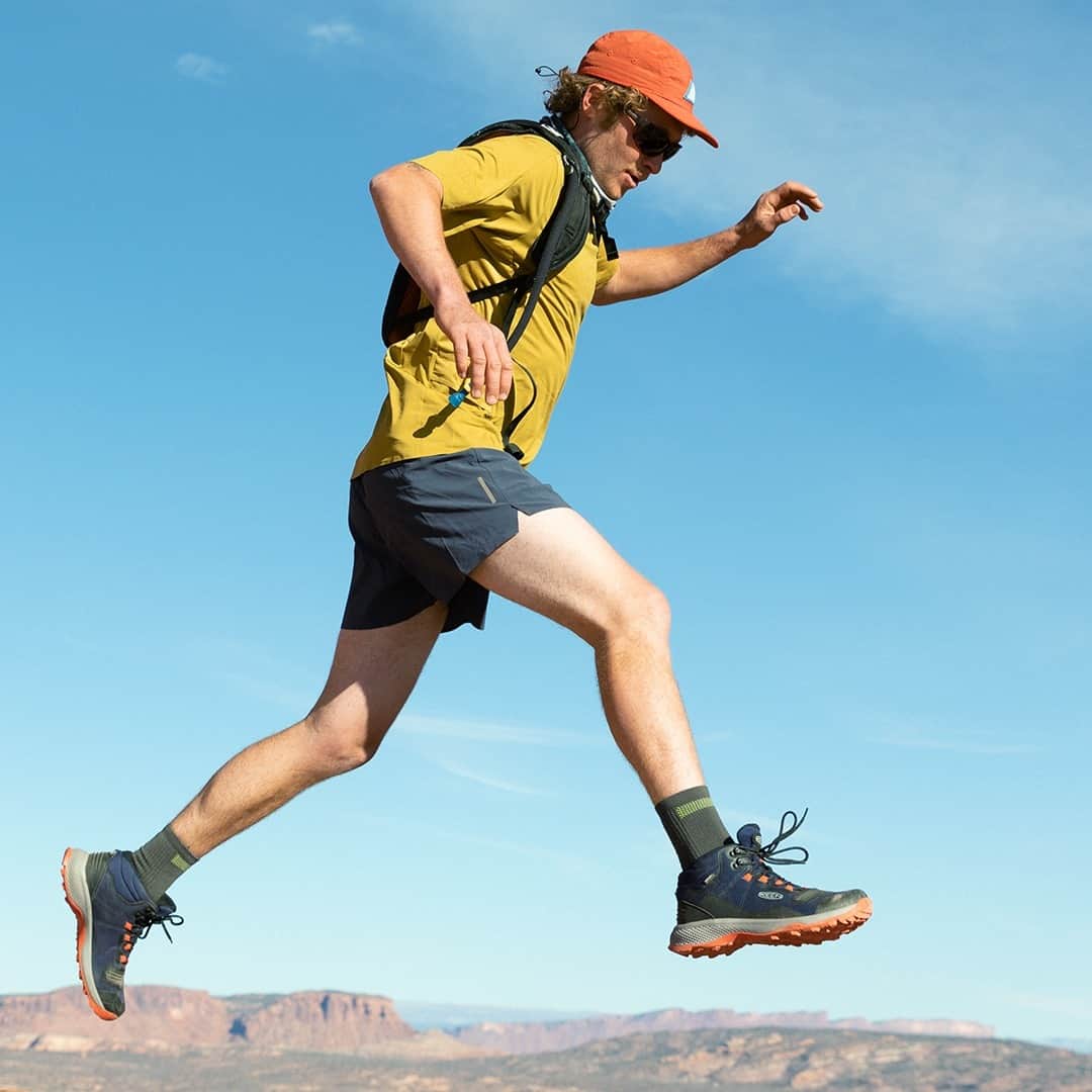 のインスタグラム：「What if a hiking boot could move with you? Like really move with you 🏃‍♂️  Friction reduces speed. So we minimized it. Learn more about our KEEN.BELLOWS FLEX technology on our site. Link in bio.」