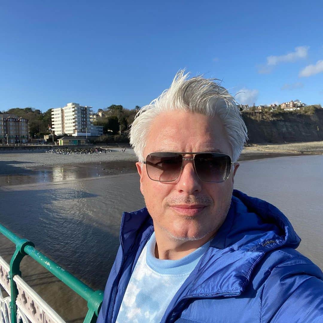 ジョン・バロウマンさんのインスタグラム写真 - (ジョン・バロウマンInstagram)「Having a walk down #penarth #seafront today it’s finally Sunny. Jb  #fanfamily #wales  #uk」2月18日 23時45分 - johnscotbarrowman