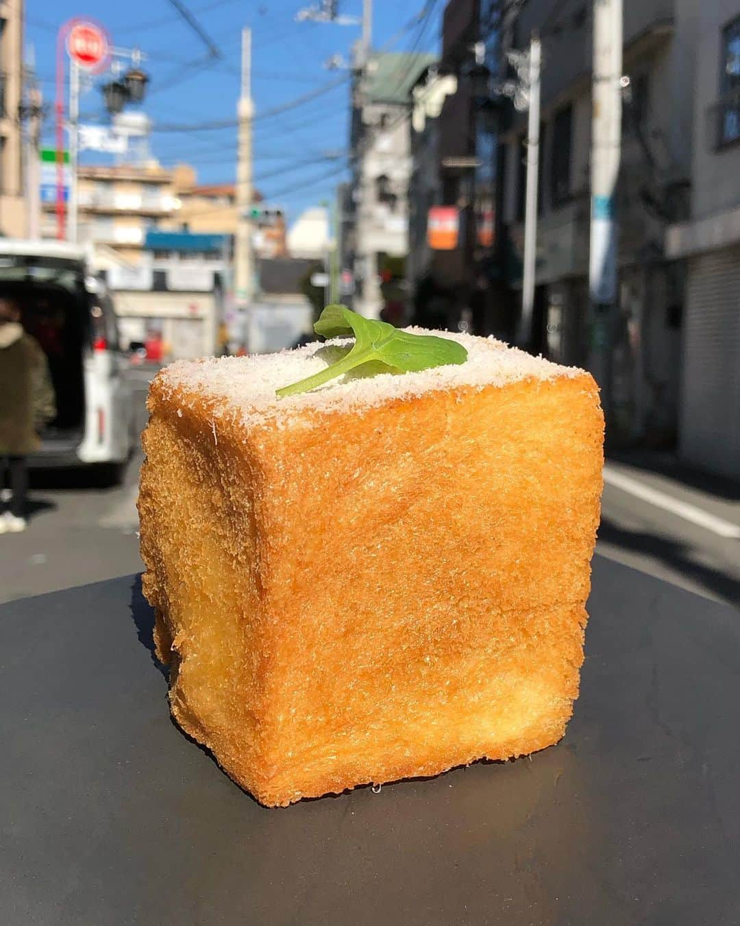 Coffee & Toast Tokyoさんのインスタグラム写真 - (Coffee & Toast TokyoInstagram)「チーズBOX ぱん！ 🧀🧀🧀🧀🧀🧀  今日は、昨日とは打って変わって寒いので、アツアツのチーズでまかない。  具材は、トマトとチーズのみで、イタリアの揚げピッツァのパンツェロッティ風で。  たっぷりのチーズを堪能できるパン、たまりません😋😋😋  #トースト  #トーストアレンジ #食パンアレンジ  #食パン  #世田谷カフェ  #東京パン屋  #パンスタグラム  #面包 #pain  #빵  #paingrillé  #東京カフェ  #三軒茶屋カフェ #カフェ  #photooftheday  #三軒茶屋  #food #cheese  #チーズ  #cheesebread  #パンツェロッティ  #とろり  #とろとろ  #とろーりチーズ  #あつあつ  #panzerotti  #揚げパン  #のびーるチーズ #チーズ好き  #チーズ好きにはたまらない」2月18日 18時25分 - coffeetoast2