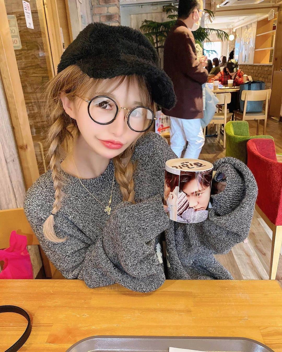 橘ハナのインスタグラム：「☕️❣️☕️❣️☕️❣️ … … 好きなマグカップが選べるから 最近ハマってる #青い海の伝説 に出てる イ・ミンホにしました🇰🇷 … #ワクワクさんかて #thombrowne #👓 … #新大久保 #カフェ #韓国 #カイサルカフェ」