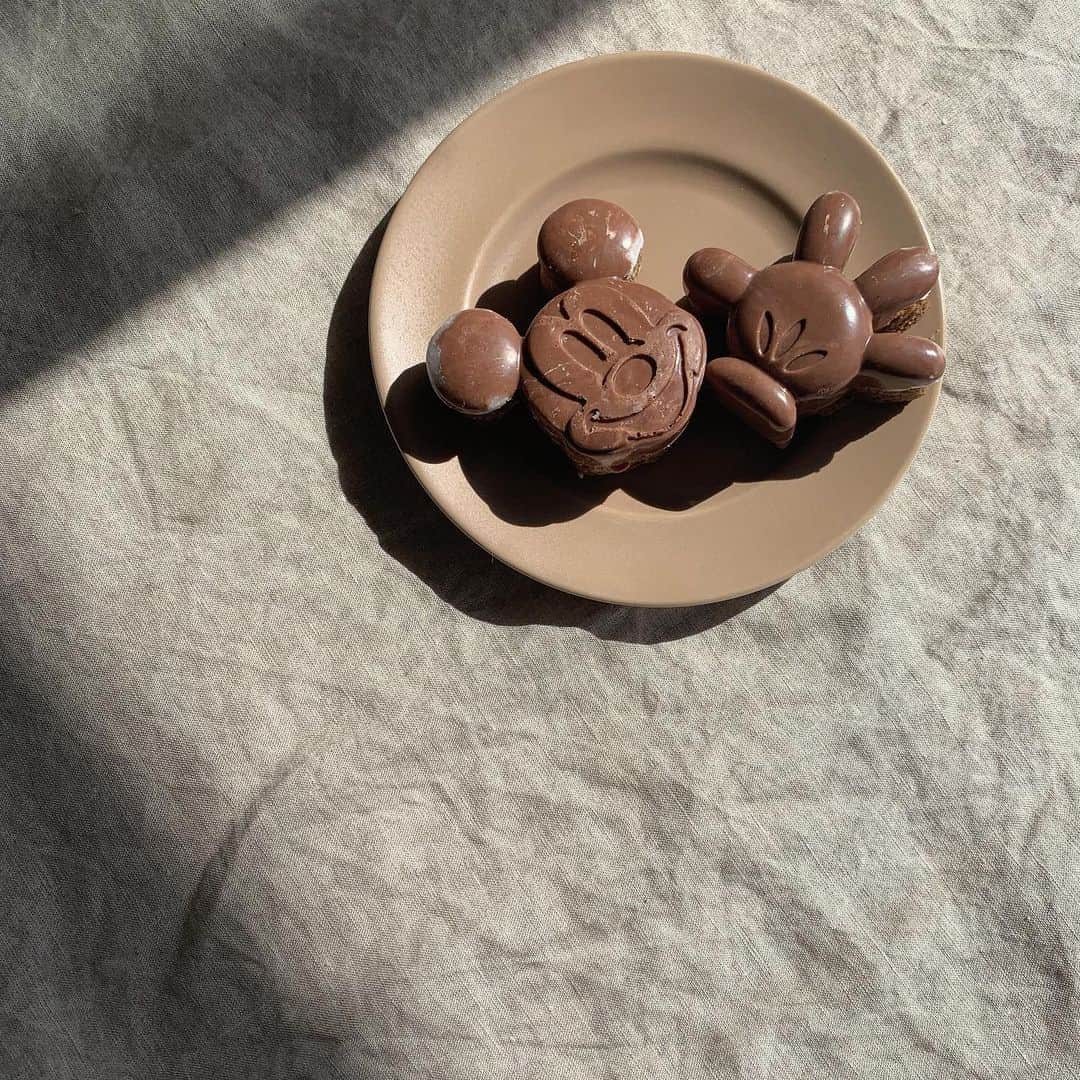 二宮綾海のインスタグラム：「🤎 先日の#バレンタイン ミッキーのチョコレートマフィンで 夫と息子に愛を伝えました♡♡♡  たくさん作ったのに 夫がほとんど食べちゃった...🤭😑  #happyvalentinesday  #iloveyou  #手作りチョコ」