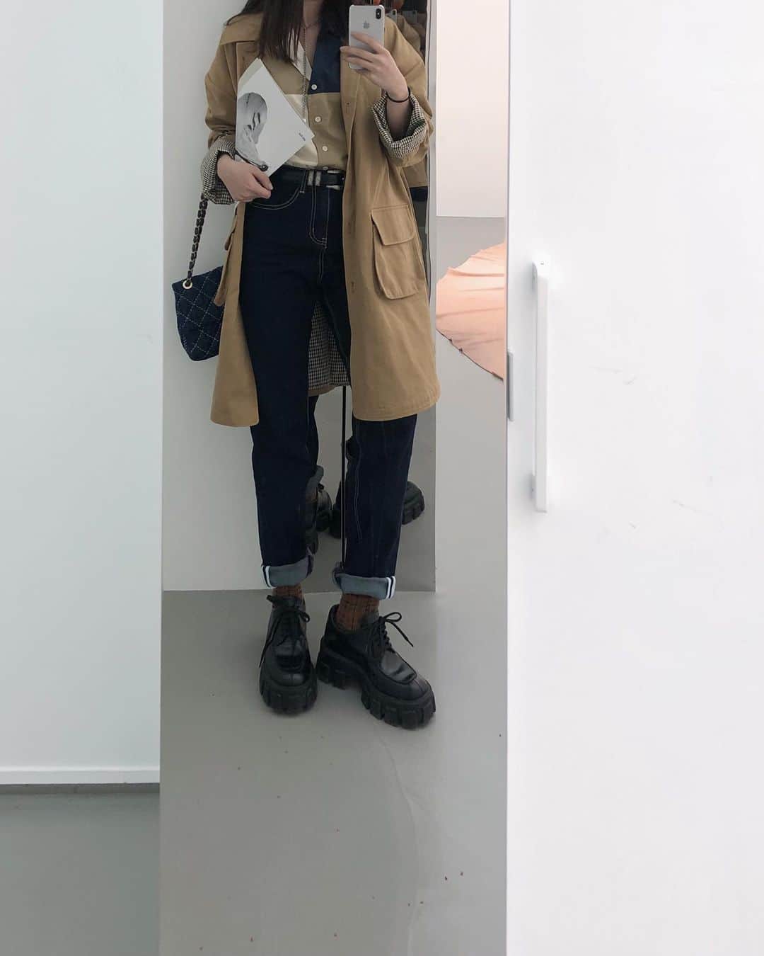 謝琦琦（Kiki）のインスタグラム：「最近的背影連我都認不出我自己  外套.牛仔褲/ @no.11official  襯衫是2/22的新品」