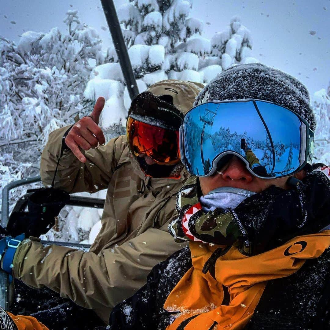 竹内択のインスタグラム：「Ski with my cousin👍 He was a  Ski jumper & now hair designer💇‍♂️💇‍♀️ 昔から実の兄の様に幼少期から過ごしてた従兄弟の晃一とスキー⛷マジで久しぶりで👍 #ski #telemarkski #oakley #木島平スキー場 #永峯寿樹 #次期バイト先 #powdersnow #powpow #teamtaku #tt #takutakeuchi #竹内択」