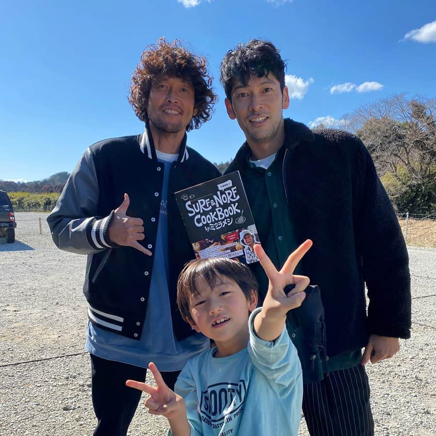 のインスタグラム：「昨日は、強風の中 @hiroyuki__kubota の息子、遥斗と楽しい撮影でした！ 遥斗は、俺のなんちゃって手品の(小学生以下にしか通用しない)虜になってしまったそうです！🤣 ありがとね〜❣️」