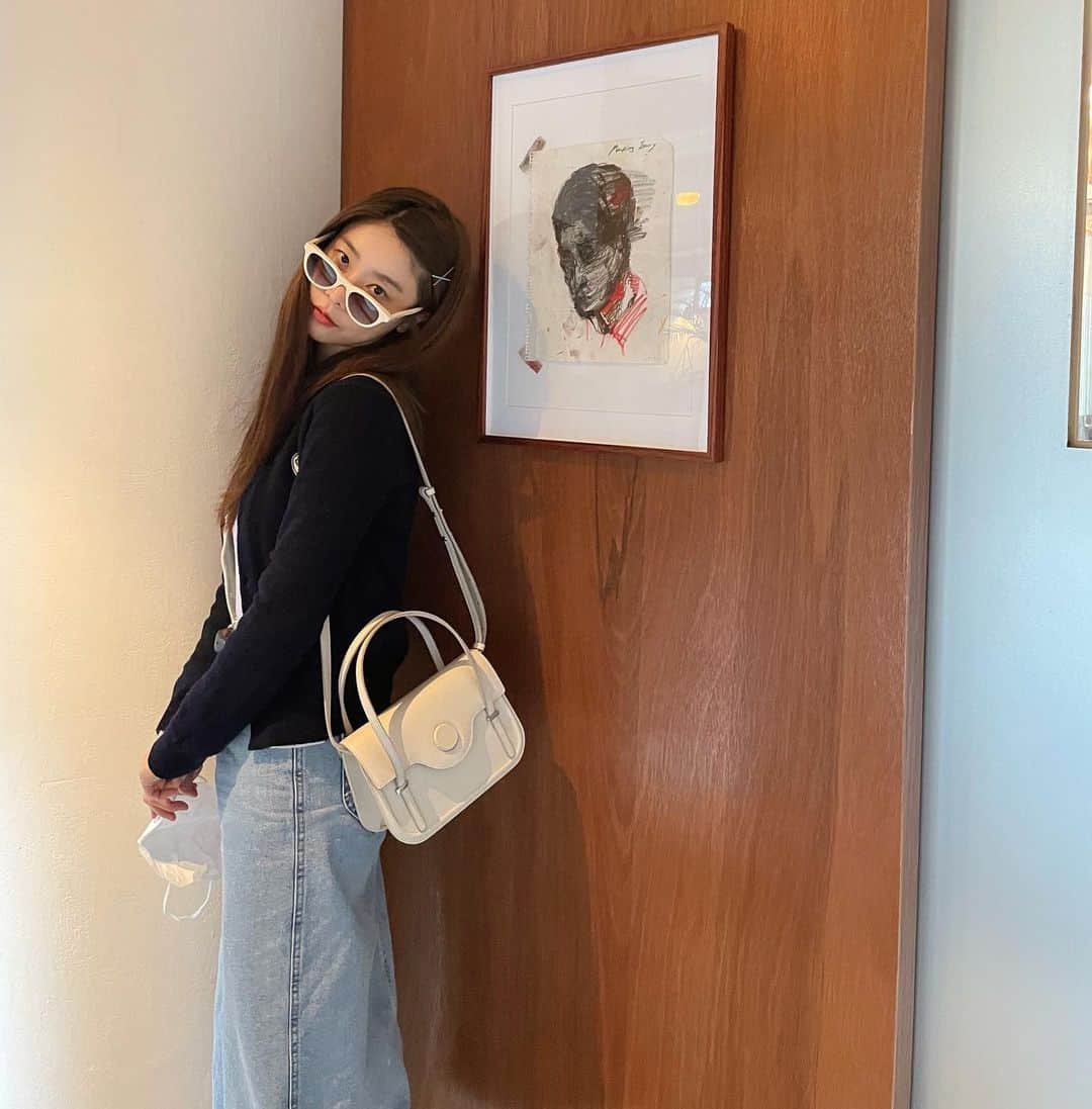 ソジン のインスタグラム：「*대화할때도* 앞에 앉은 이와 주변을 위해 꼭 마스크 😷 . . . 가방은 @koimooi.official 로부터 제품증정 받았습니다.」