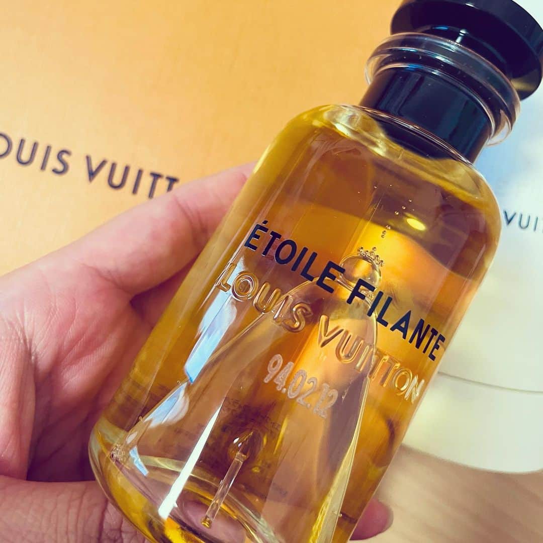 MIYAKOのインスタグラム：「. @louisvuitton の、新しい香水。 金木犀の香りで、即決。 お気に入りの香りになった😌❤️ . 文字を刻印してもらえるから 誕生日も近かったので 自分の生年月日を入れてもらいました。 . 皆さん、オススメ香りありますか？🥺 . #louisvuitton#vuitton#香水」