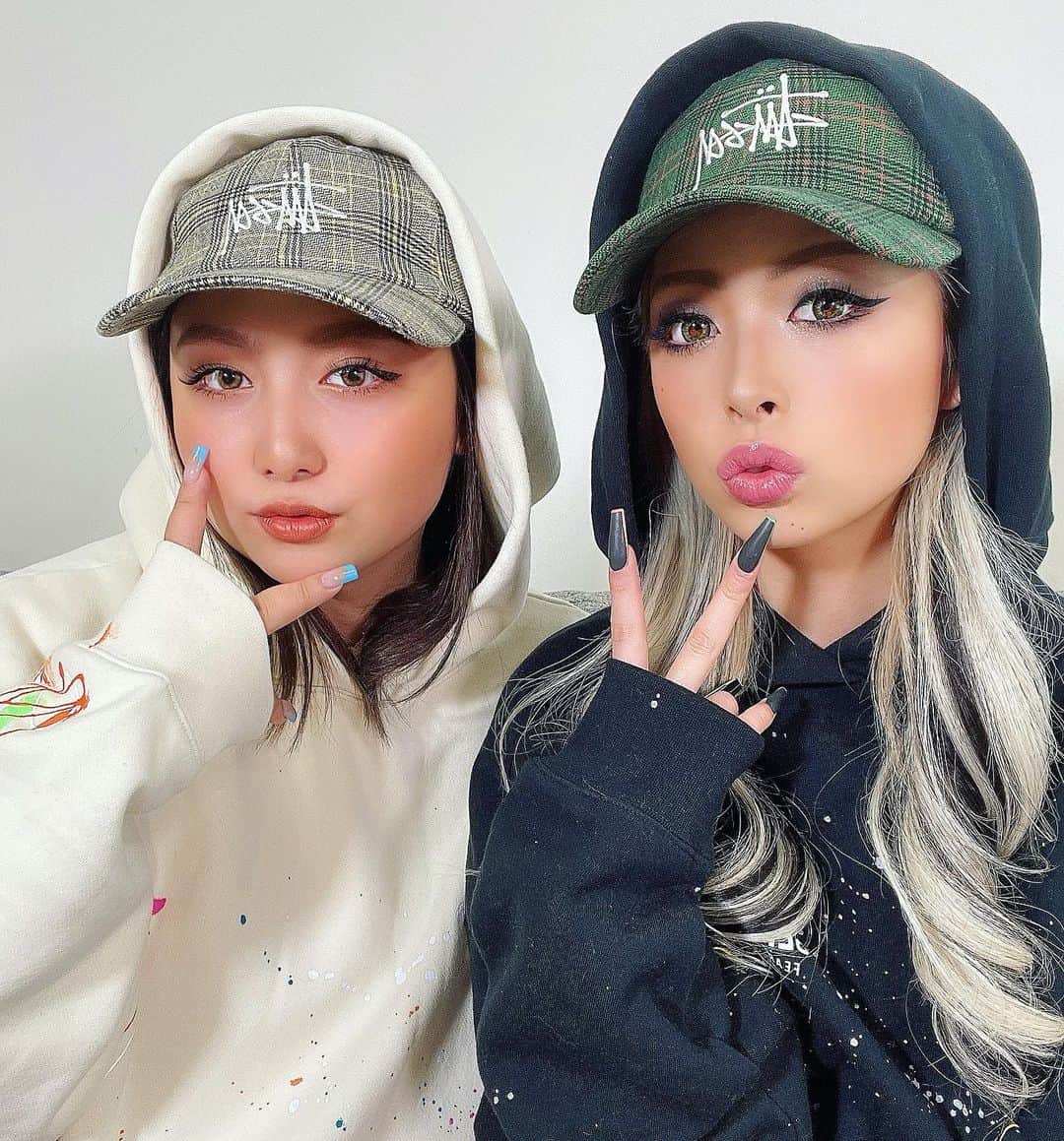 のインスタグラム：「MariAya♡  塩と胡椒の関係のマリ姉と なかよちペアルック🐻🐼  ちょこちょこお揃いの多い🤣 今年もたくさんマリアヤであしょぶ  キャップは @stussy  パーカーは 　@essentials  @closetbyhaji  @theater8official   #ネイル見せたいポーズ #最近はピースダサいって言われがち #裏ピースしがち #マリアヤ #nuts #gal #ぎゃう #溜まり場は蕎麦屋 #塩と胡椒の関係 #essentials #stussy #ペアルック #なかよしこよし」
