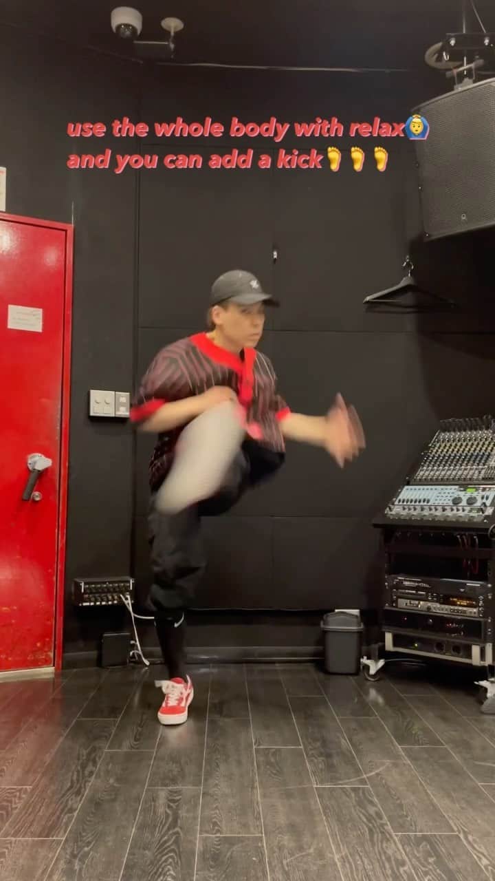 SHUHOのインスタグラム：「stomp&kick👣👣👣 stomping on cross✖️✖️✖️  #housedance #dancetutorial #streetdance #dancelesson #dance #footwork #dancesteps #hiphopdance #housemusic #ダンス動画」