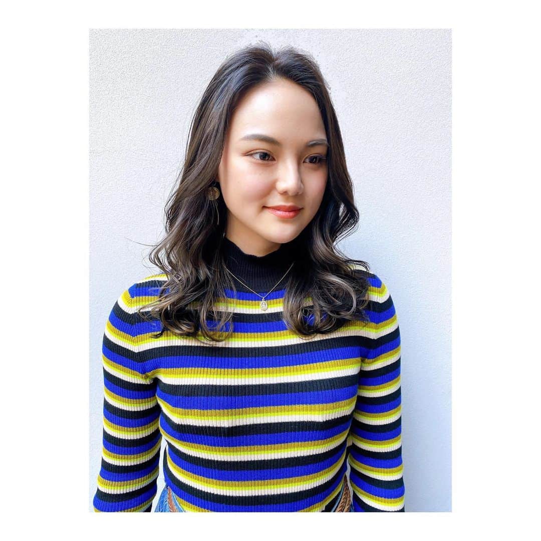 のインスタグラム：「インナーカラー復活！✨  前回は控えめに入れていただいたけど 今回はがっつりわかるようにしていただきました！ でも色落ちも楽しめるようにしてくださって…本当に感謝です😂  髪をかき上げたときや巻いたとき、 ポニーで上にあげた時とかに グレーが見えて めちゃくちゃいい感じなんです💓  #一日一投稿  #四宮吏桜 #インナーカラー #アッシュグレー  #シルバーアッシュ  #ダークカラー  #hairstyle  #haircolor  #hairarrange」